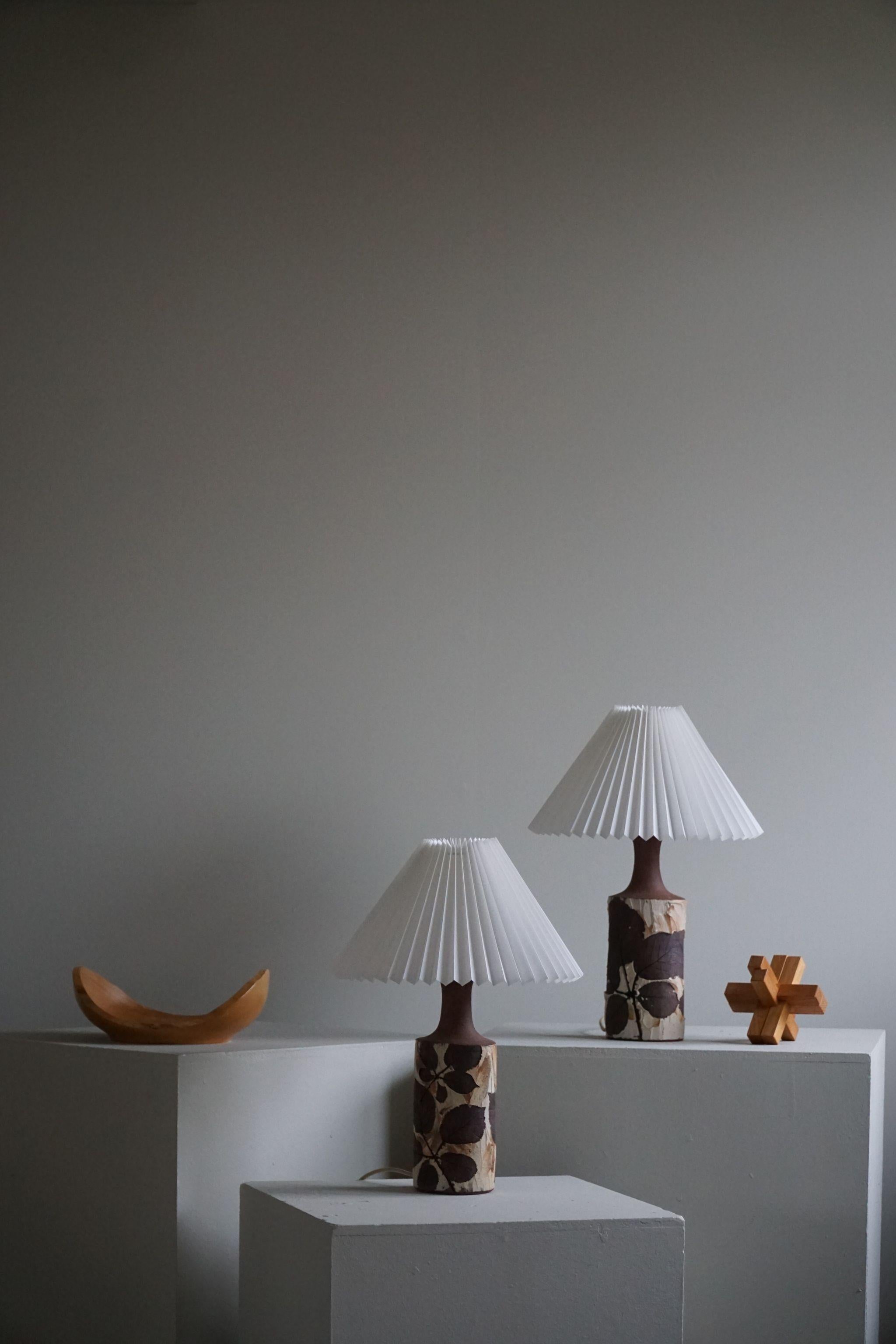 Decorative handmade set of 2 Danish Mid-Century Modern stoneware table lamps. Various beige / brown colors with some fine flower motifs. Designed by Bodil Marie Nielsen, Denmark, 1960s.
A great set well suited for the Modern interior or Scandinavian