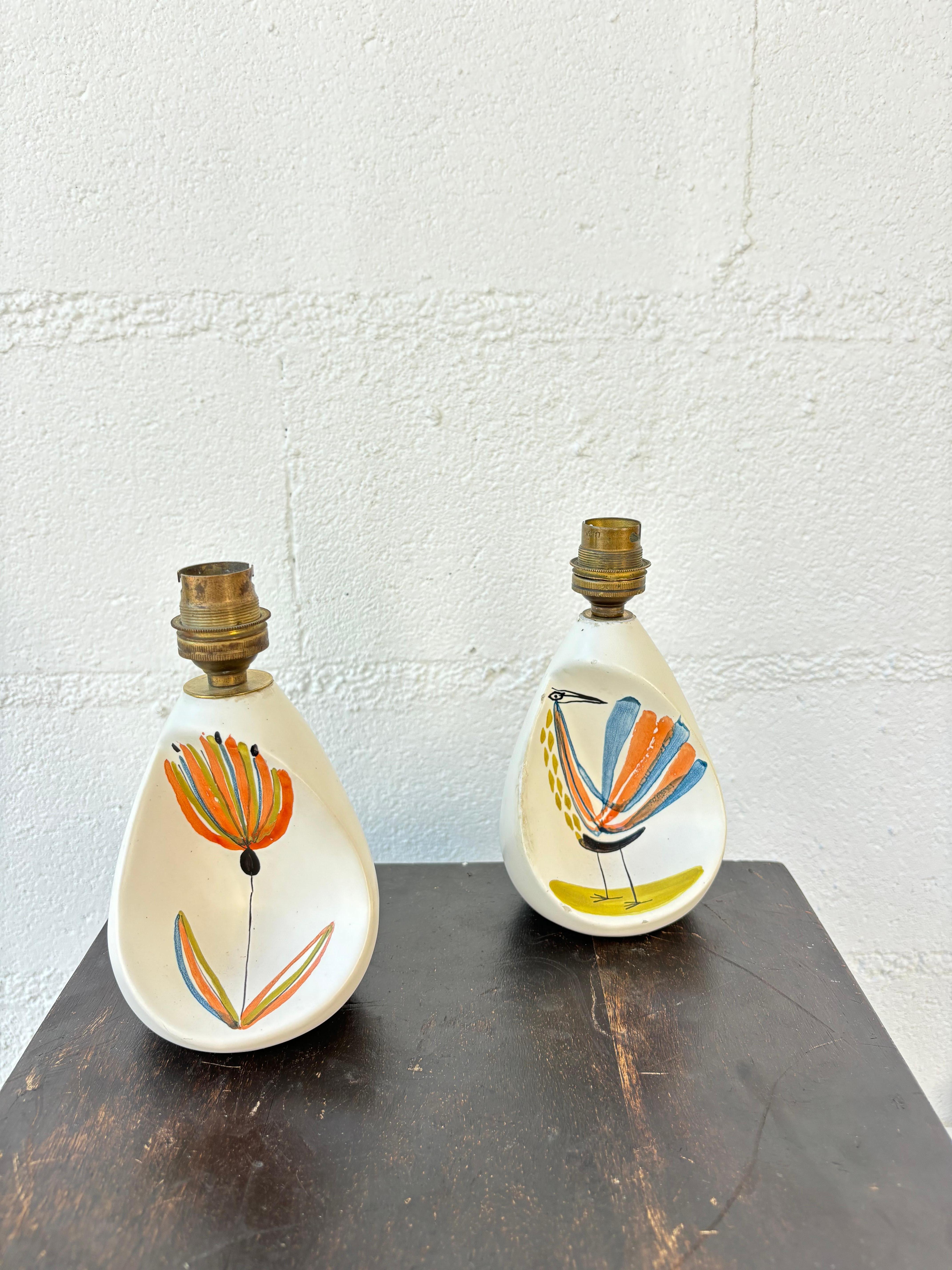 Charmante paire de petites lampes par Roger Capron. 