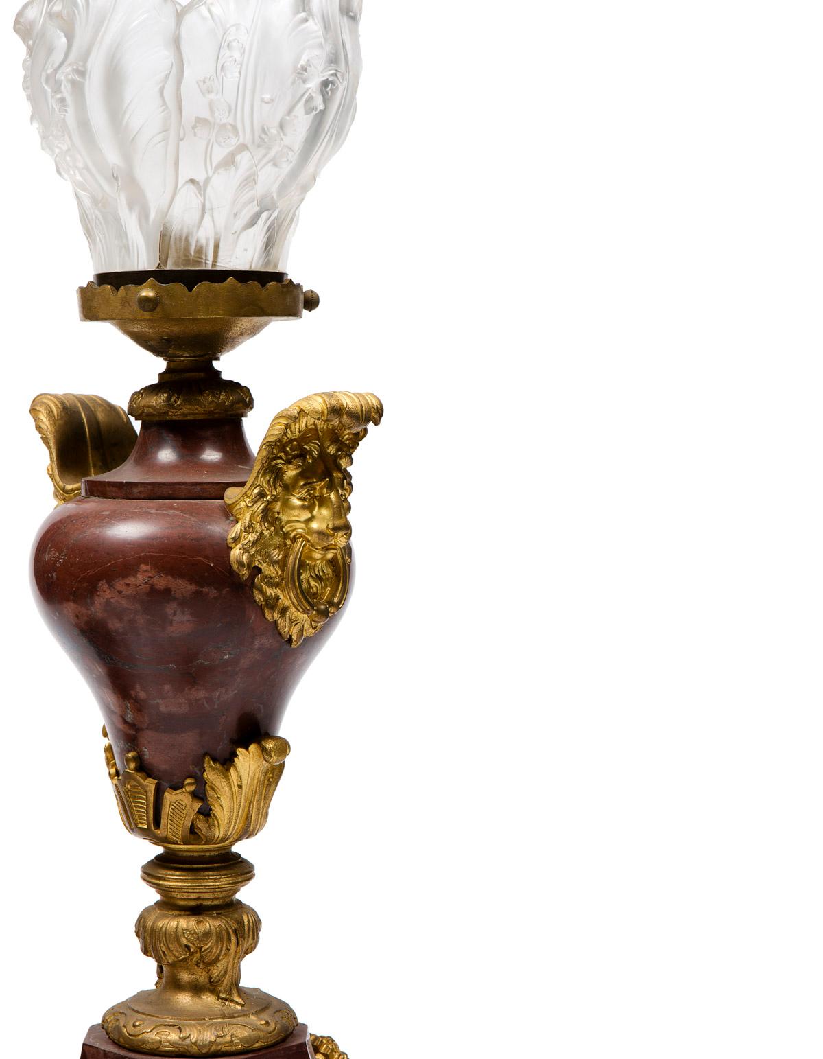 Magnifique paire de lampes en bronze et marbre rouge, de style Louis XVI, elles se terminent par une très jolie flamme en cristal.