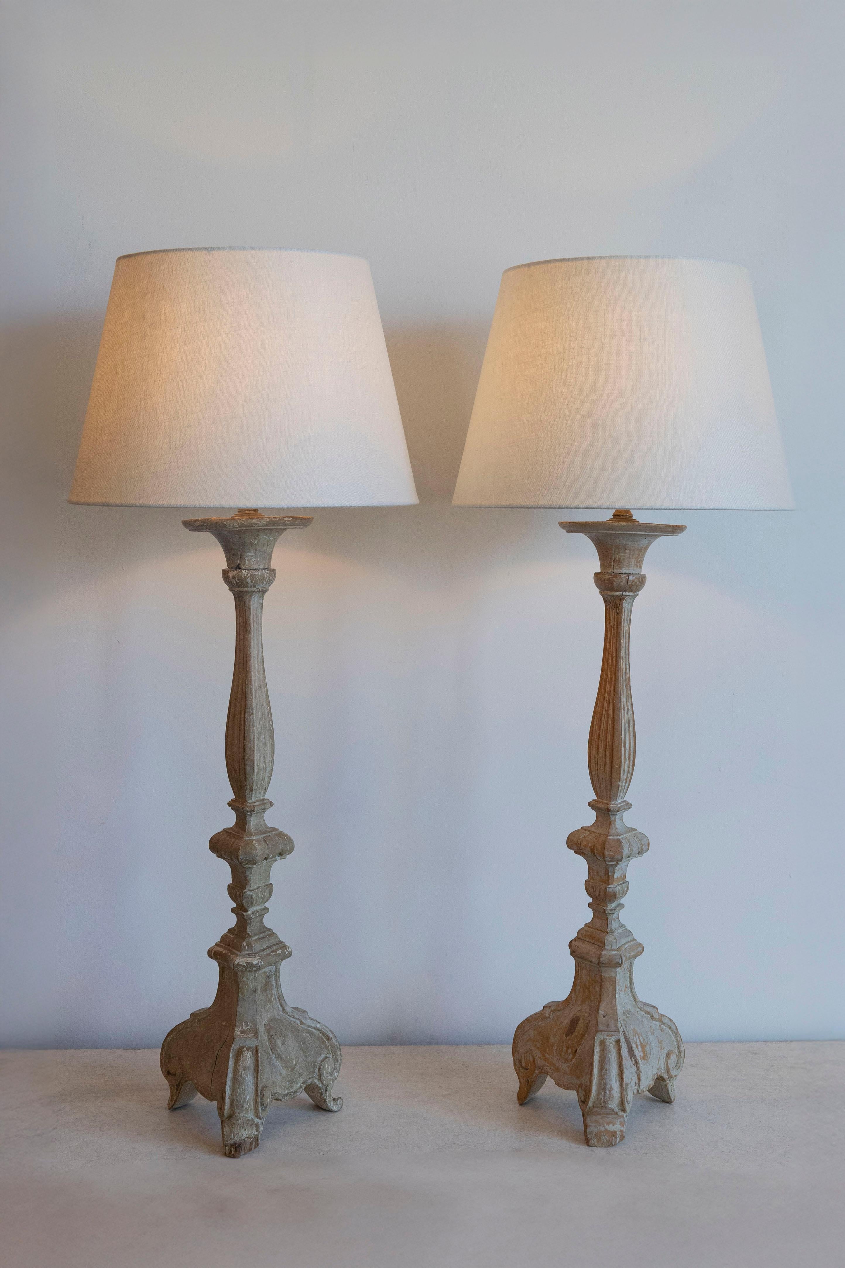 Français Paire de lampes - Chandeliers français du XVIIIe siècle en vente