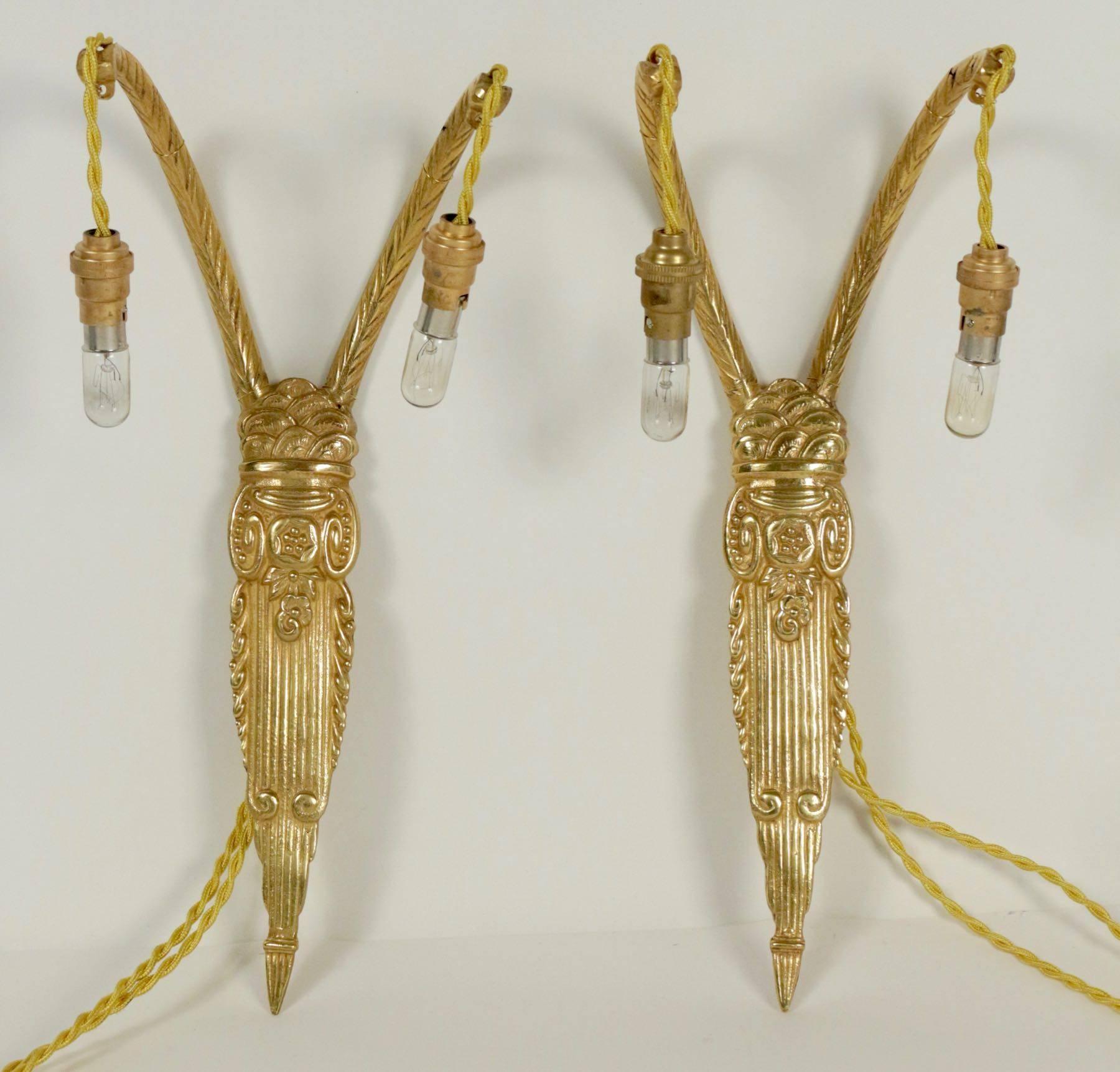 Paire de lampes 1930, période Arte Antiques, deux lumières, bronze doré. 
Mesures : H 35cm, L 16cm, L 12cm.