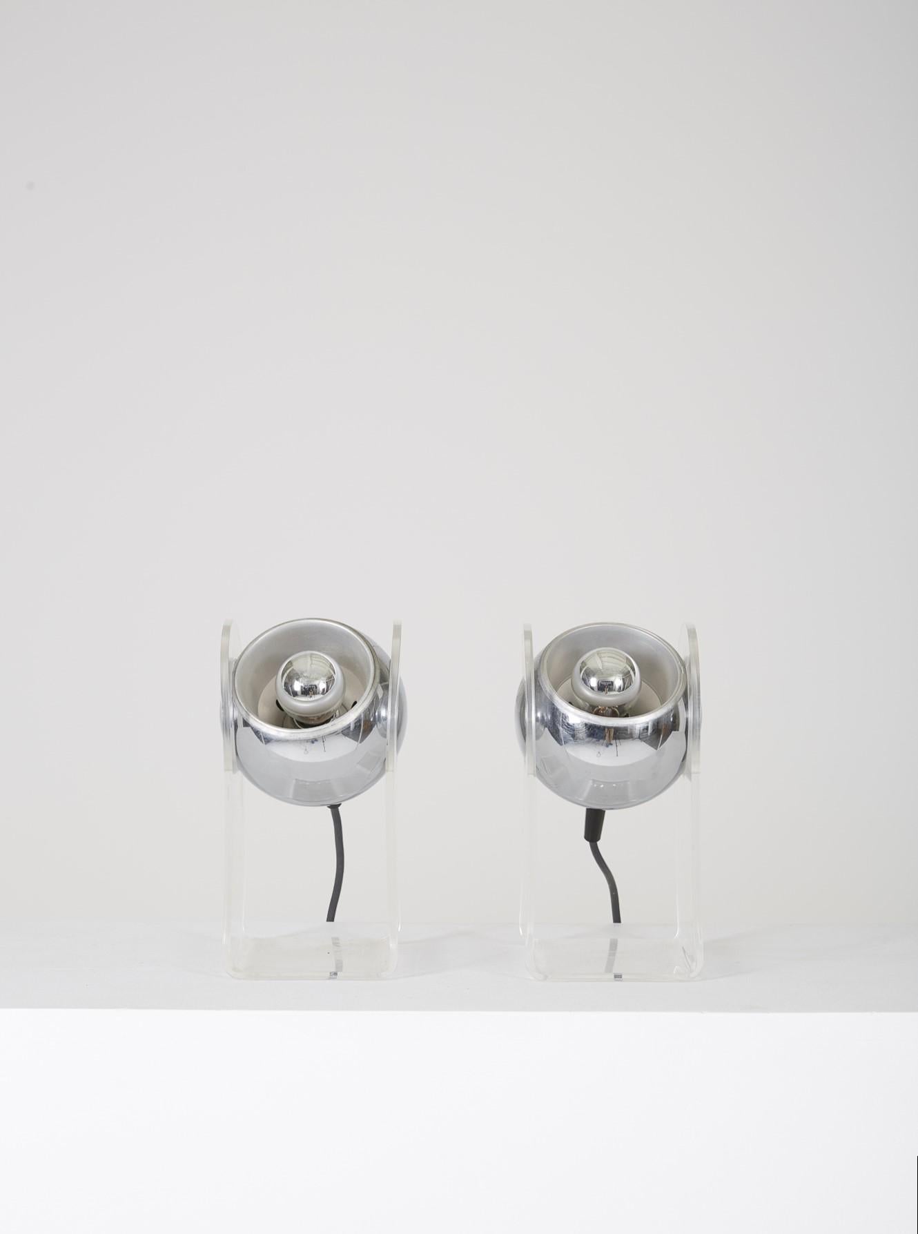 Pair of lamps model 540 by Gino Sarfatti for Arteluce, 1970s. Chrome plated metal and aluminum ball, plexiglass support. Very good condition with some traces of use. Functional electricity, European plug.
 