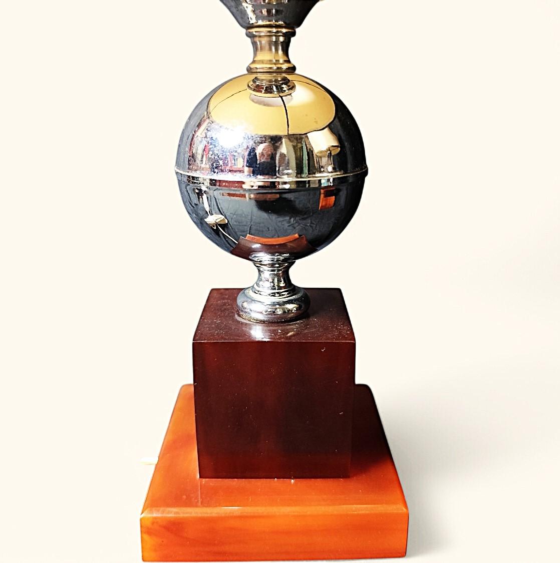 Cette élégante paire de lampes, attribuée à Philippe Barbier / Maison Barbier, est fabriquée en acier chromé avec des bases en bakélite ou en résine de couleur écaille (une base est fissurée).

Le maître artisan Philippe Barbier (1927-2020) a créé