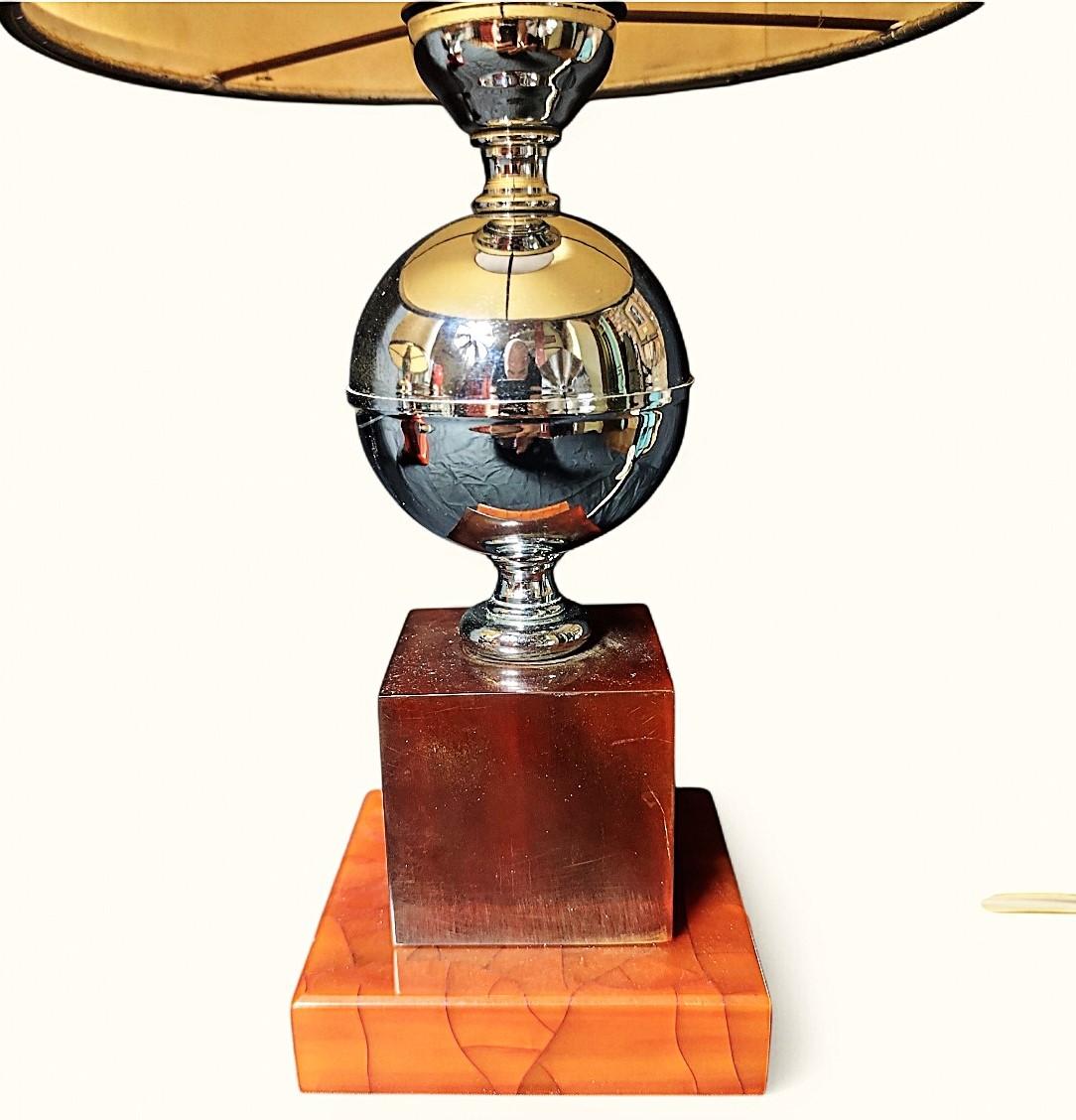 Mid-Century Modern Paire de lampes Att. Lampes en acier et bakélite/résine fauve de la Maison Barbier, 1960s- en vente