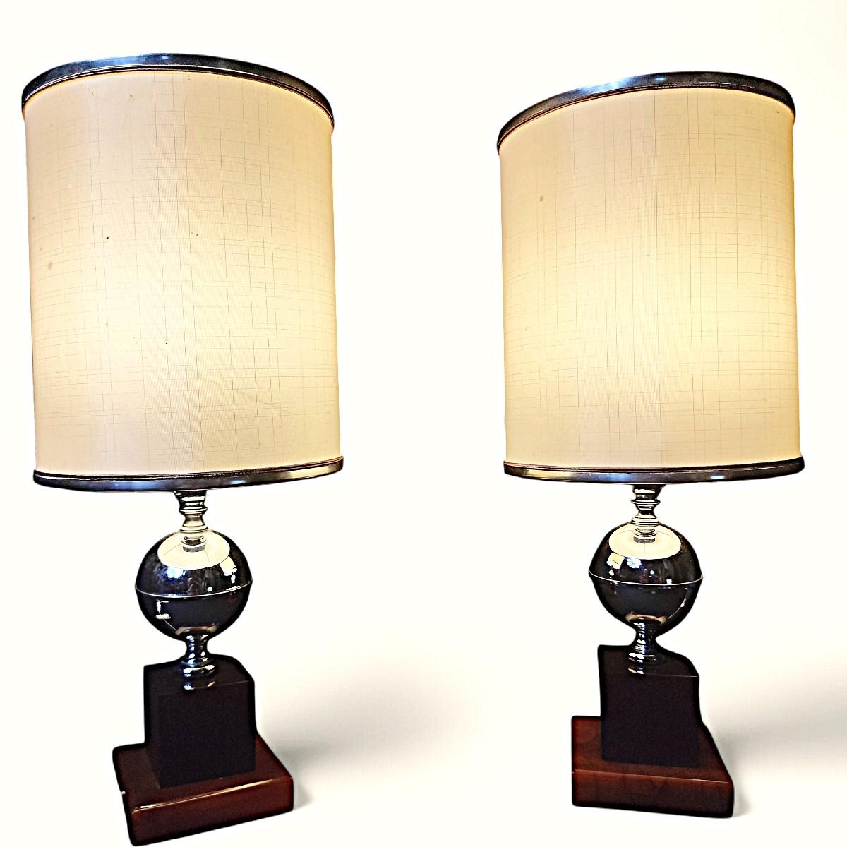 Chrome Paire de lampes Att. Lampes en acier et bakélite/résine fauve de la Maison Barbier, 1960s- en vente
