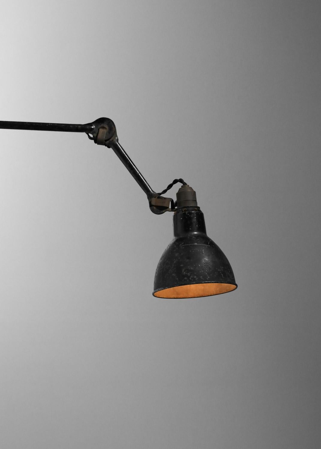 Coppia di applique da studio degli anni '50, modello 201 del designer francese Bernard-Albin Gras, spesso utilizzate nei progetti di Le Corbusier. La struttura e i paralumi sono in metallo laccato nero (vernice originale). Lo snodo a sfera alla base