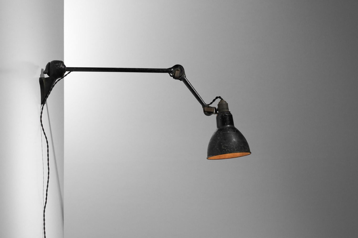 Industriale Coppia di lampade Bernard-Albin Gras modello 201 Le Corbusier in metallo laccato in vendita