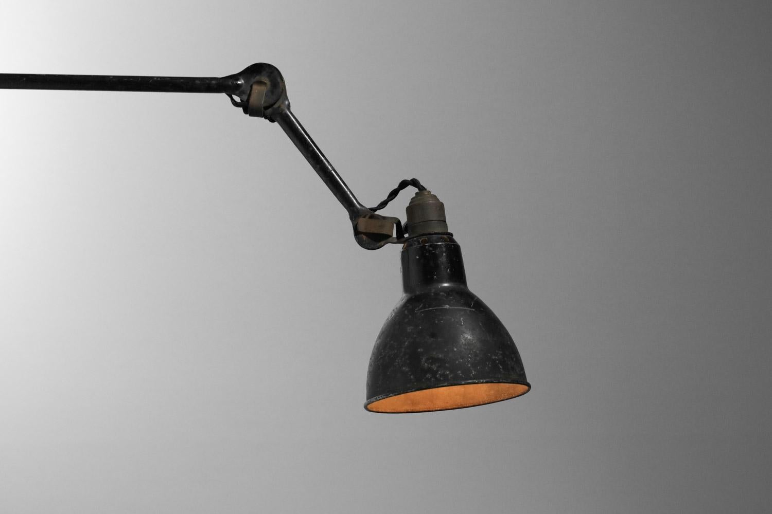 Francese Coppia di lampade Bernard-Albin Gras modello 201 Le Corbusier in metallo laccato in vendita
