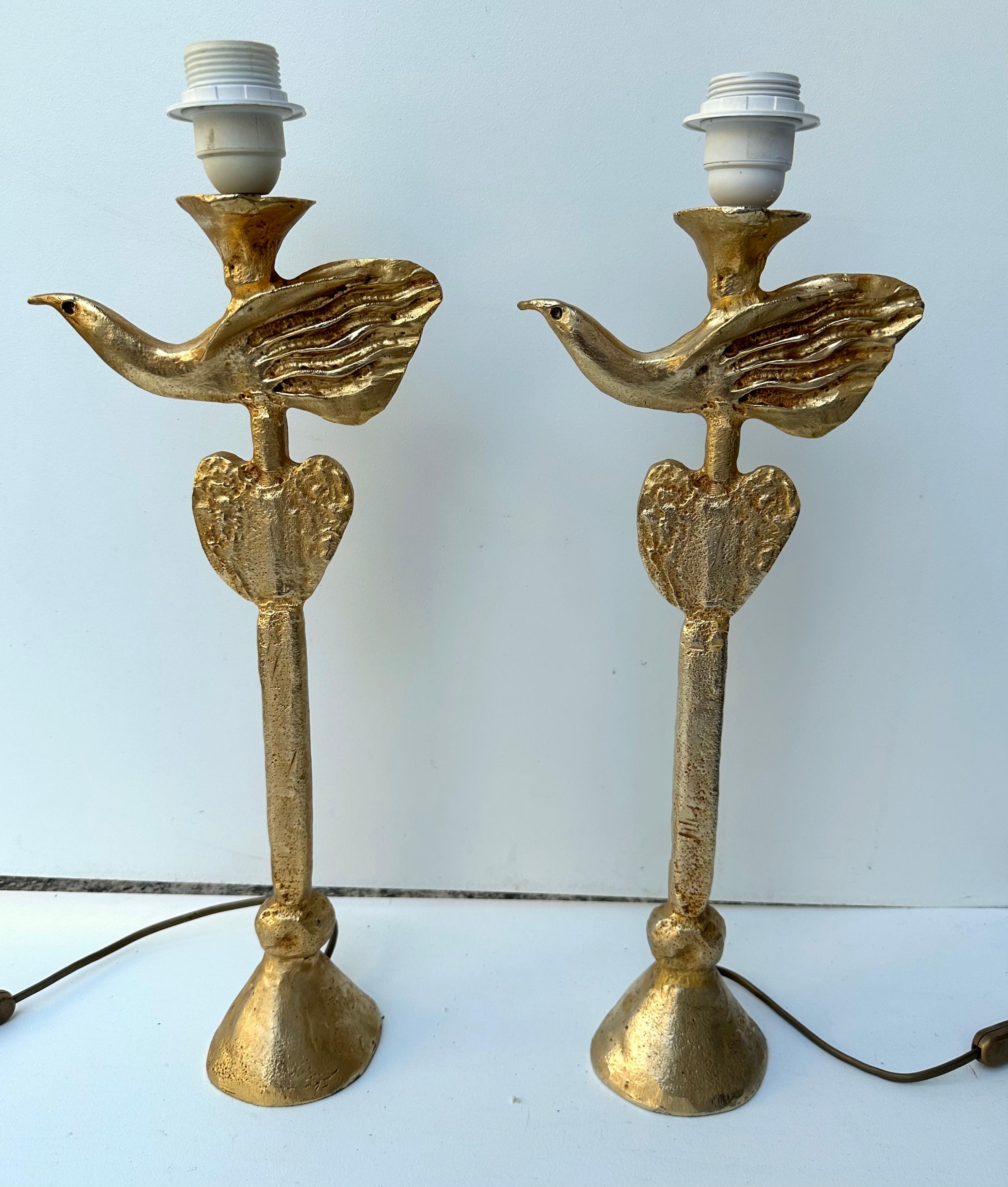 Seltenes Paar Tisch- oder Nachttischlampen mit Vogel und Herz aus vergoldetem Metall, im Bronzestil von Pierre Casenove für Fondica. Unterschreiben Sie Casenove und stempeln Sie Fondica auf dem Sockel. Berühmte Künstler, die für die Manufaktur