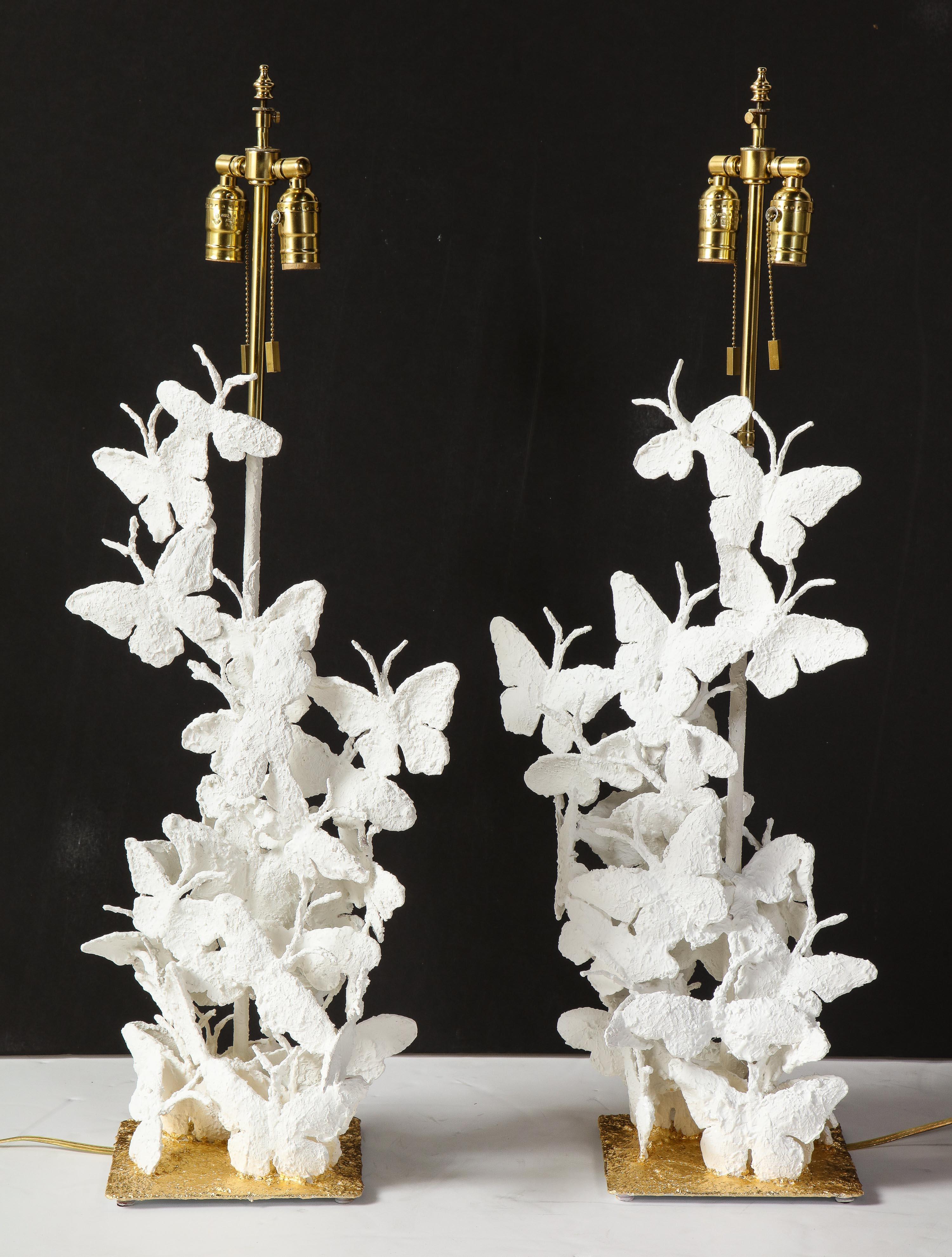 Moderne Lampes de table, lampes papillon, base en plâtre blanc et feuille d'or, contemporaines en vente