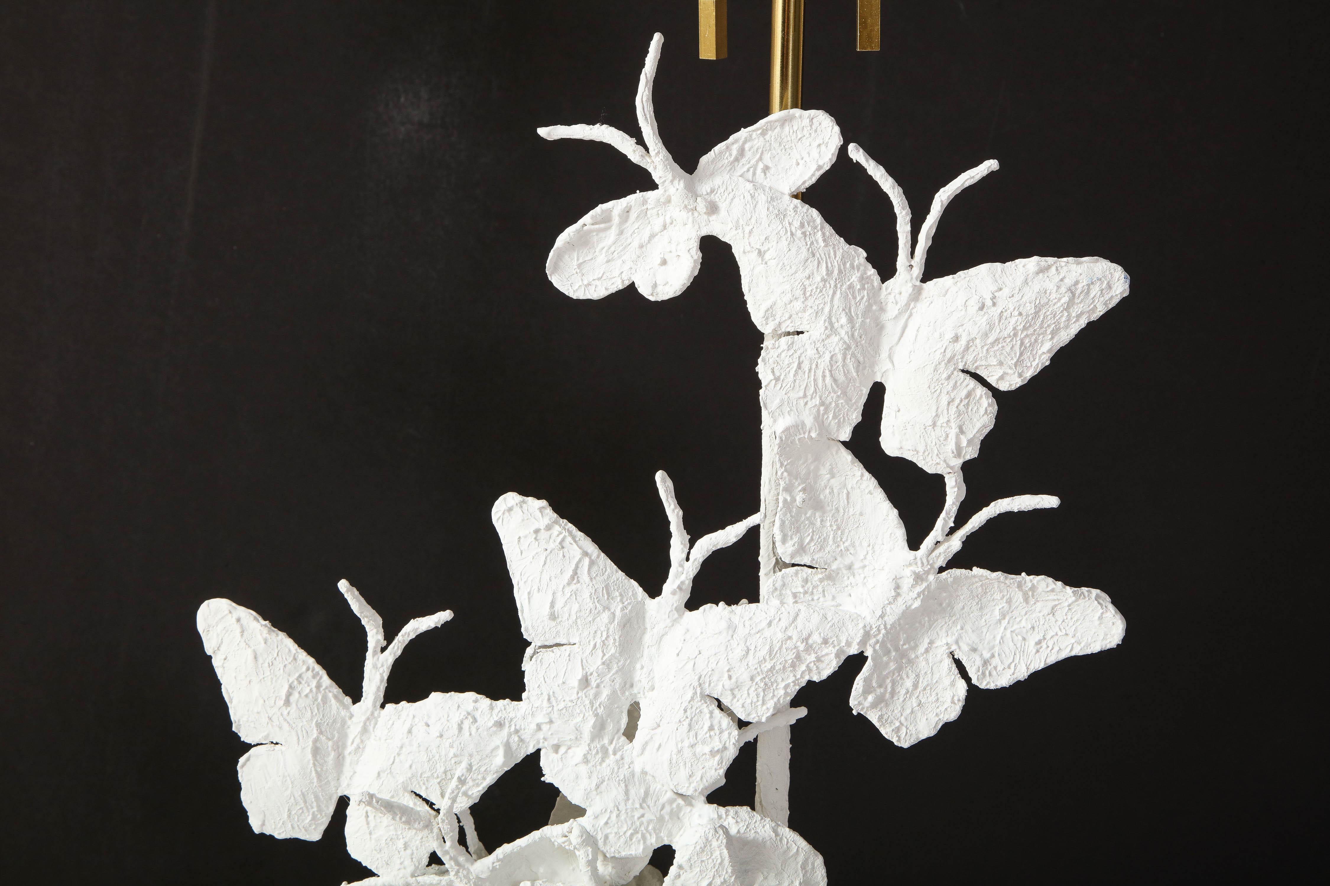 Américain Lampes de table, lampes papillon, base en plâtre blanc et feuille d'or, contemporaines en vente