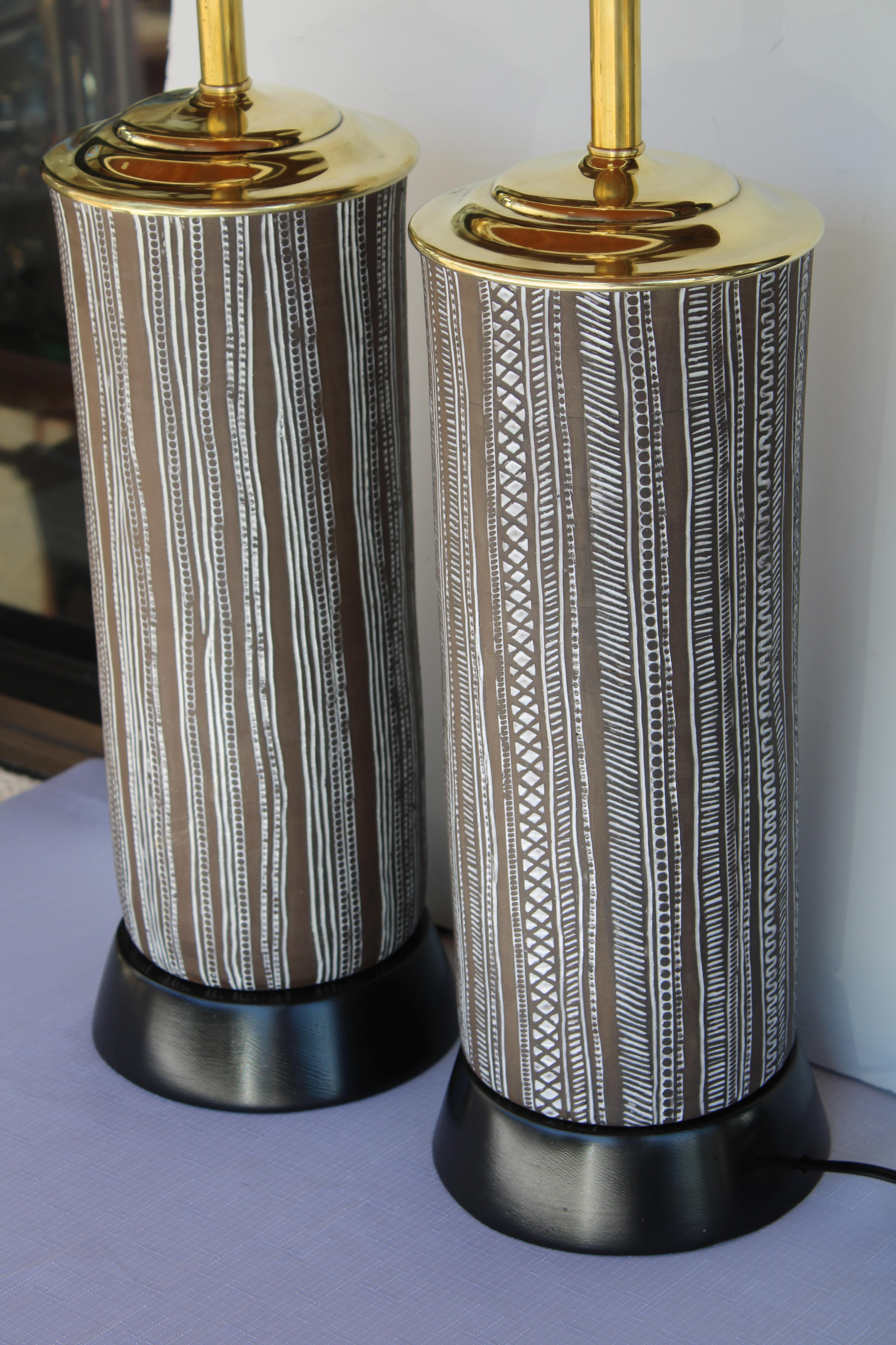 Laiton Paire de lampes par Meister Zurich de Suisse (sgraffito) en vente