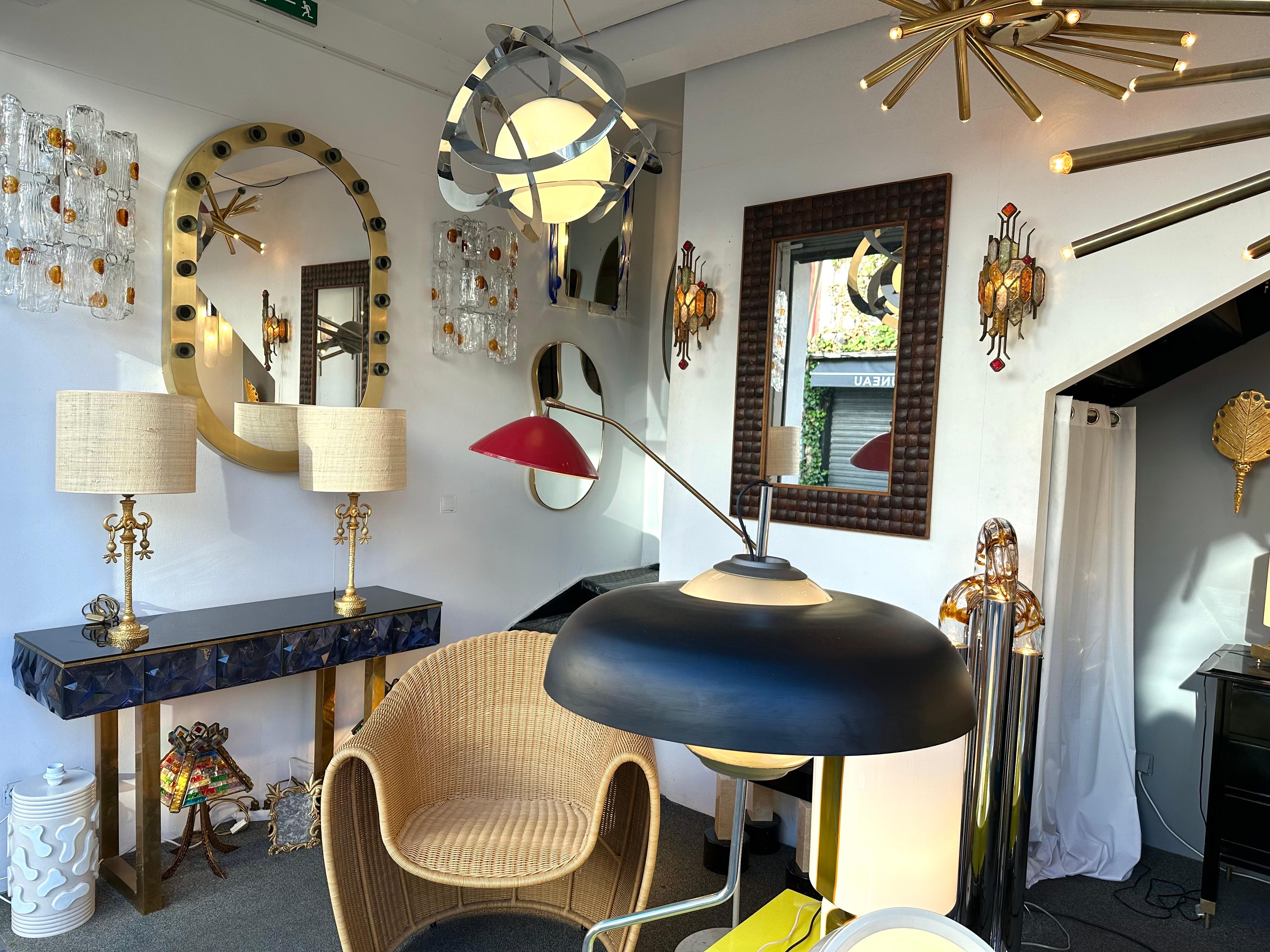 Seltenes Paar Tisch- oder Nachttischlampen aus vergoldetem Metall, Bronze-Stil von Nicolas Dewael für Fondica. Unterschreiben Sie Dewäel und stempeln Sie Fondica auf den Sockel. Berühmte Künstler, die für die Manufaktur gearbeitet haben, wie
