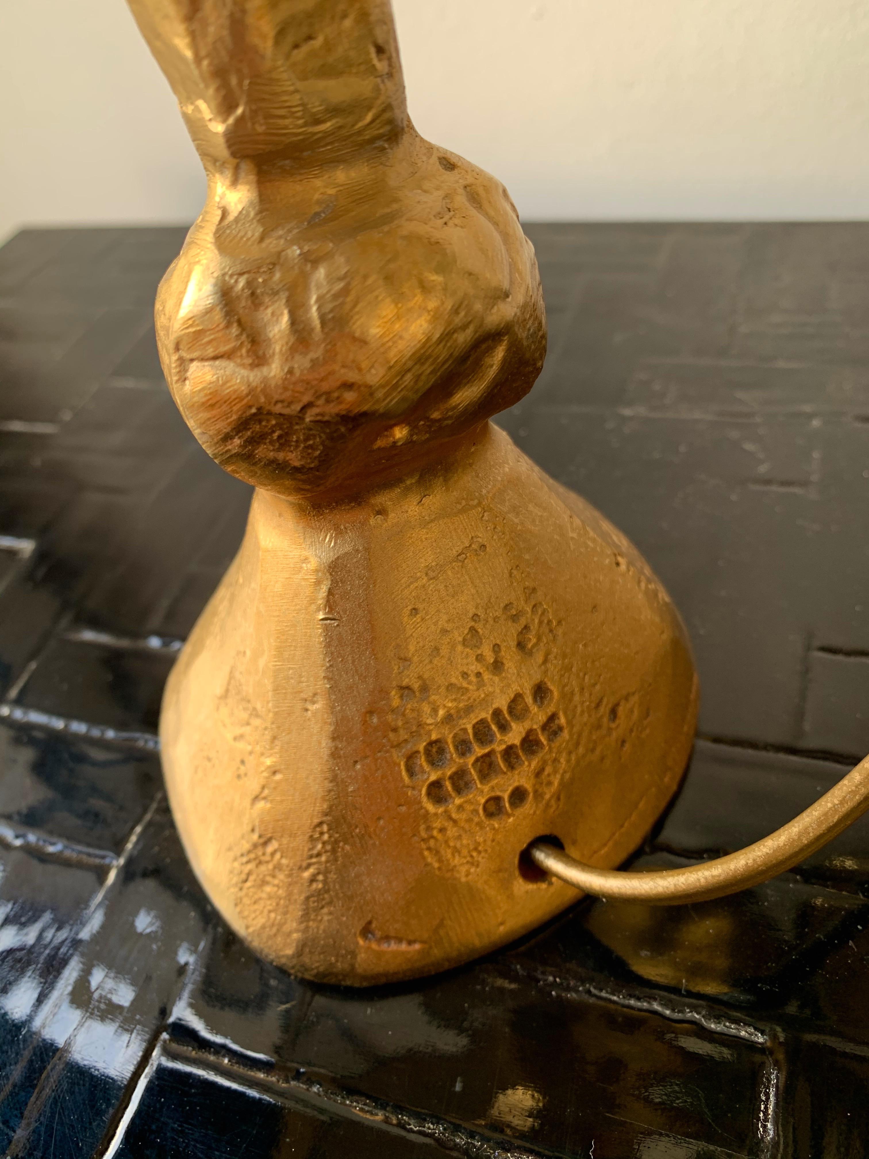 Paire de lampes déesse et coeur avec oiseau en métal doré style bronze par Pierre Casenove pour Fondica. A noter qu'il s'agit d'un travail artisanal, il y a une petite différence de hauteur sur les lampes de la structure, l'une est H 46cms, l'autre