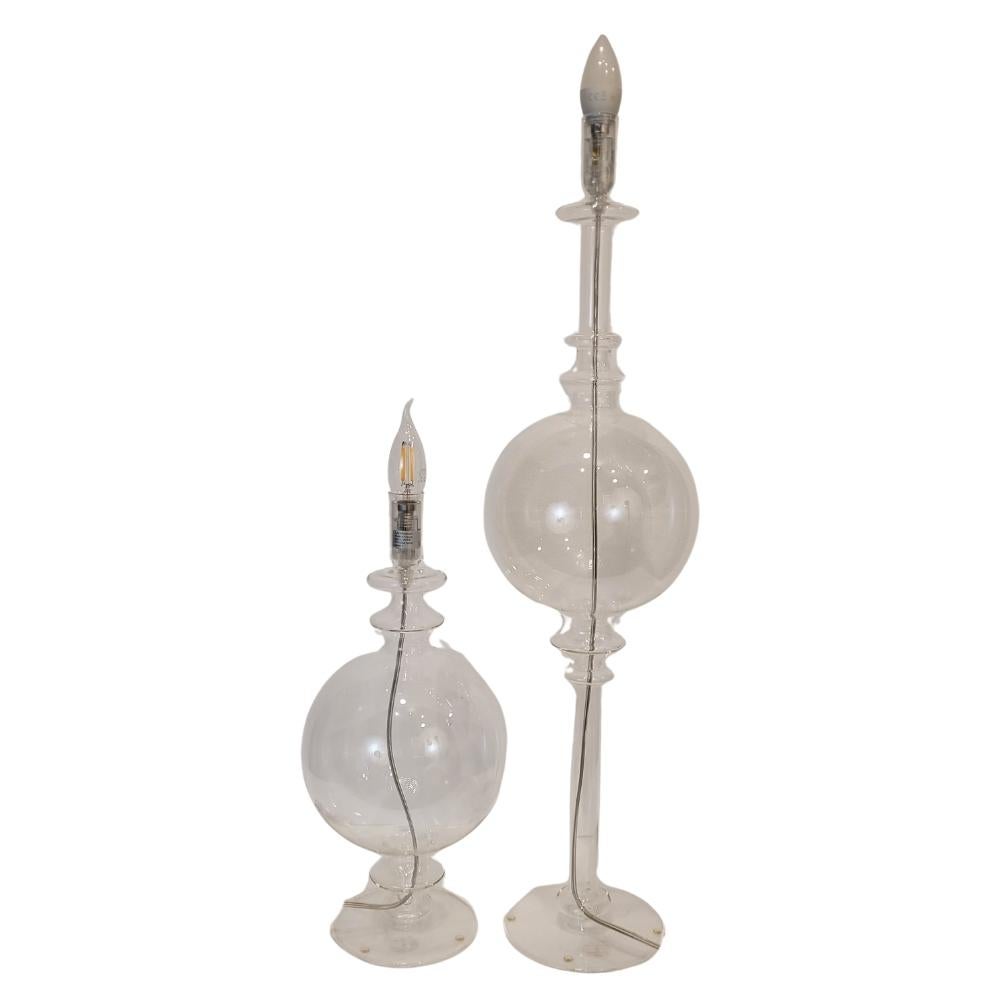 Eccezionale  coppia di lampade in cristallo trasparente della prestigiosa casa francese Les Héritiers per Roche Bobois. Queste favolose lampade hanno una forma simile a quella di un portacandele, ma con l'originalità di avere un cablaggio e una