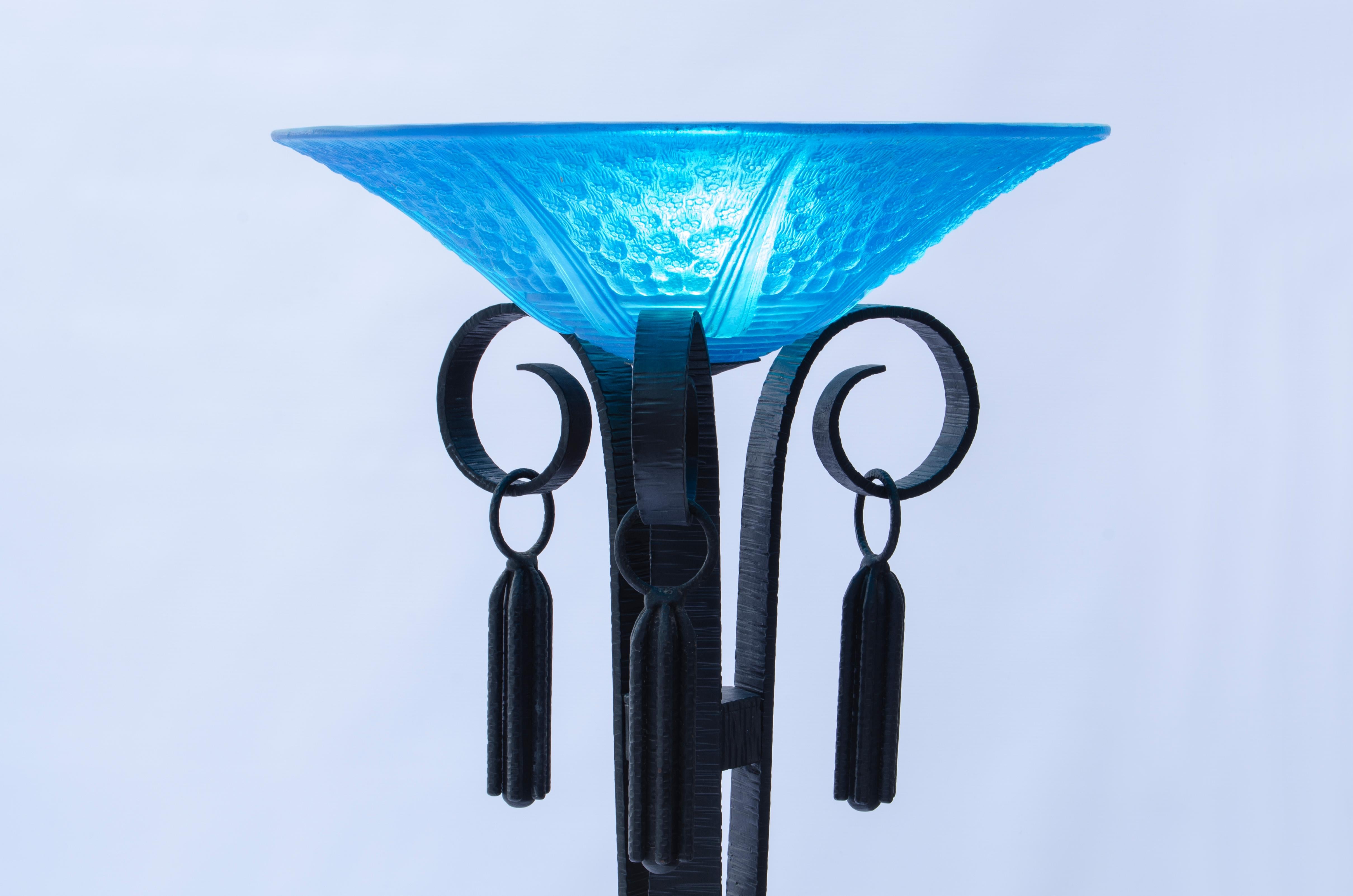 Paire de lampadaires en fer peint en noir avec plafonniers en verre bleu, conçus par Edouard Schenck (1874-1959), fabriqués par Muller Freres Glass (1858-1959). Signature Muller Frères Luneville.

Alastair Duncan (1988) 
