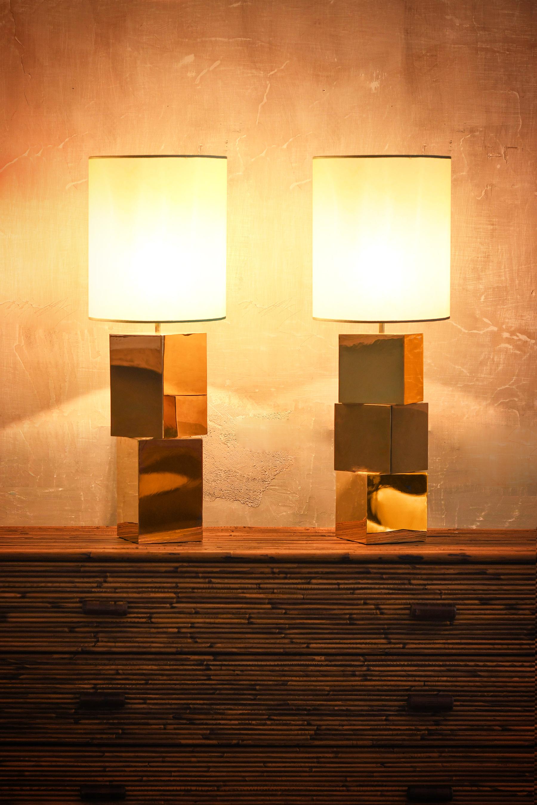 Paire de lampes conçues par Umberto Mantineo avec des modules en laiton et un abat-jour en parchemin vert.
Détails du produit
Dimensions 84 B x 30 D cm