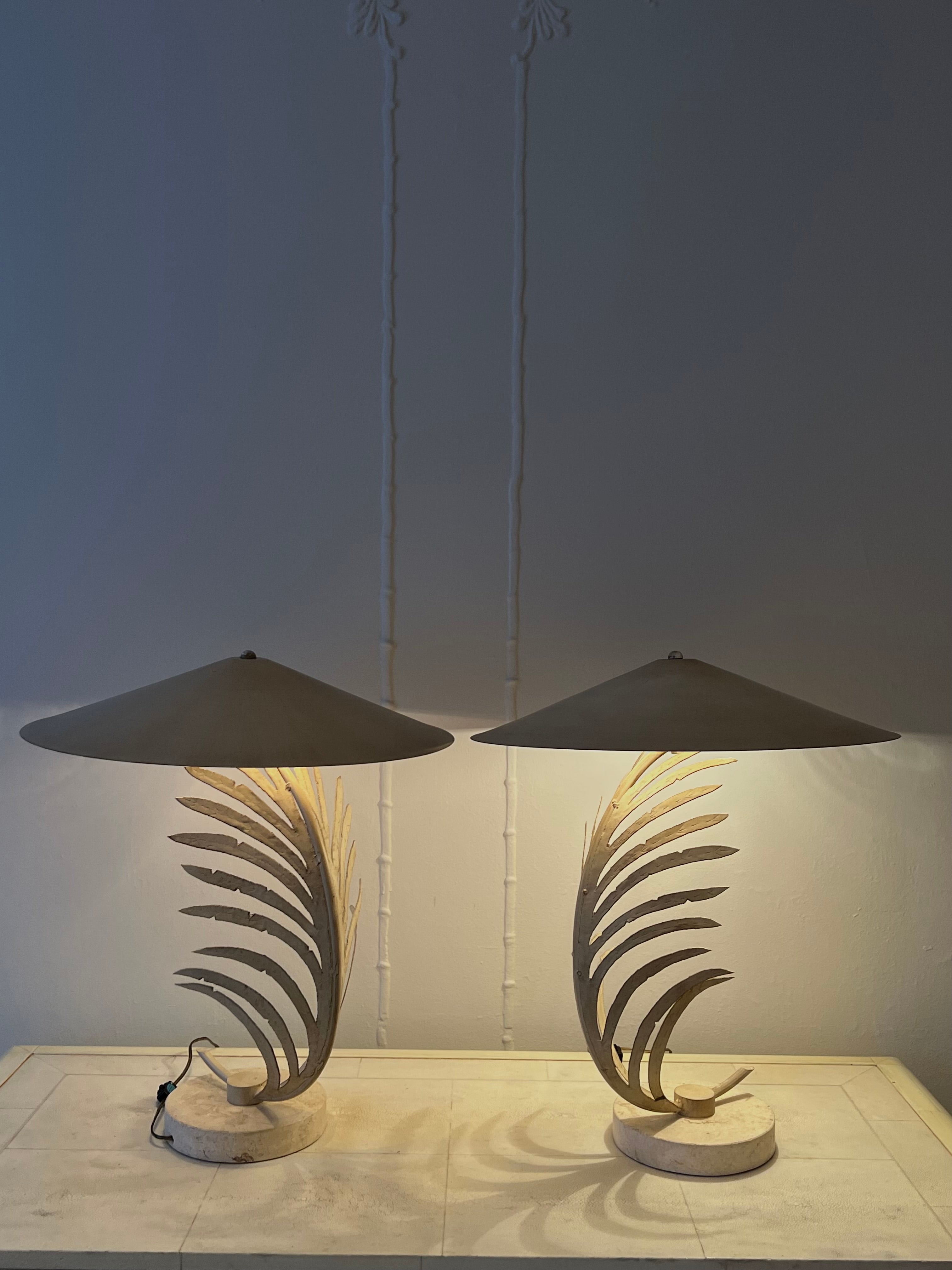 Ein phänomenales Paar Michael-Taylor-Lampen in weiß gekalktem Bambus-Finish und originalen pyramidenförmigen Metallschirmen. Die Lampen sind mit einem 3-Wege-Schalter ausgestattet, mit dem Sie sie dimmen können.