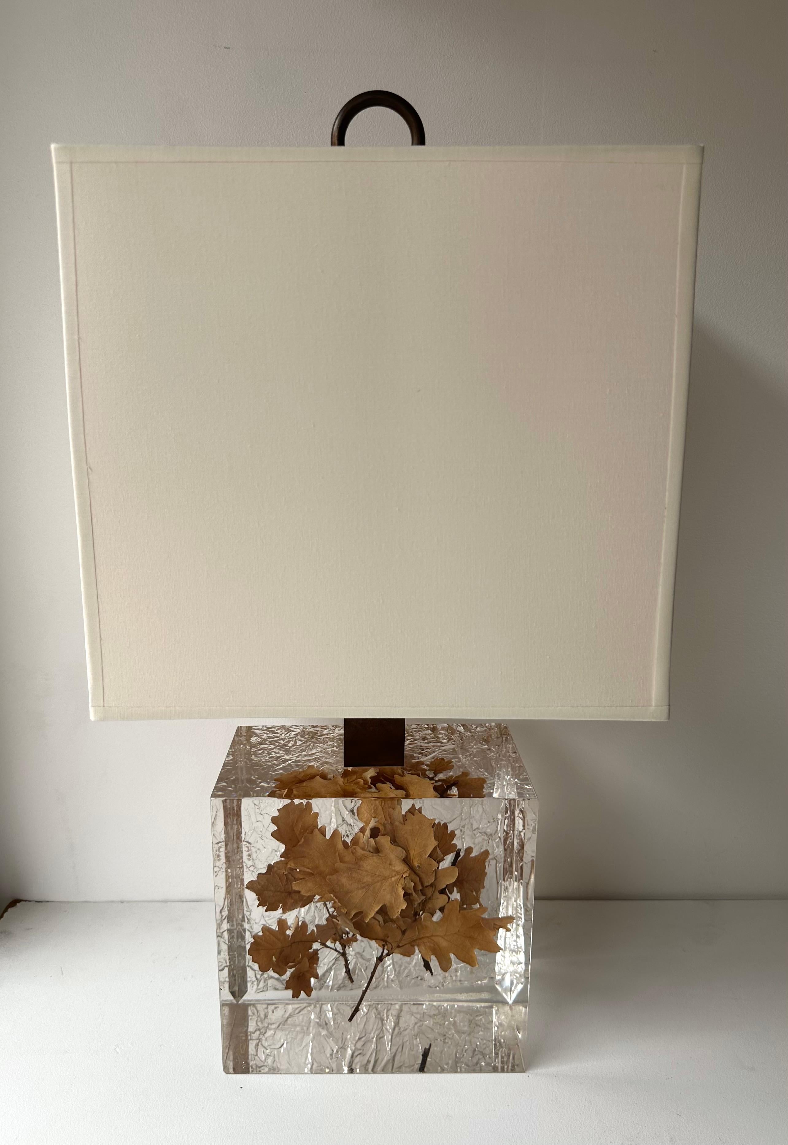 Pair of Lamps  Fractal Resin Inclusion Leaves and Brass, France, 1970s In Good Condition For Sale In SAINT-OUEN, FR