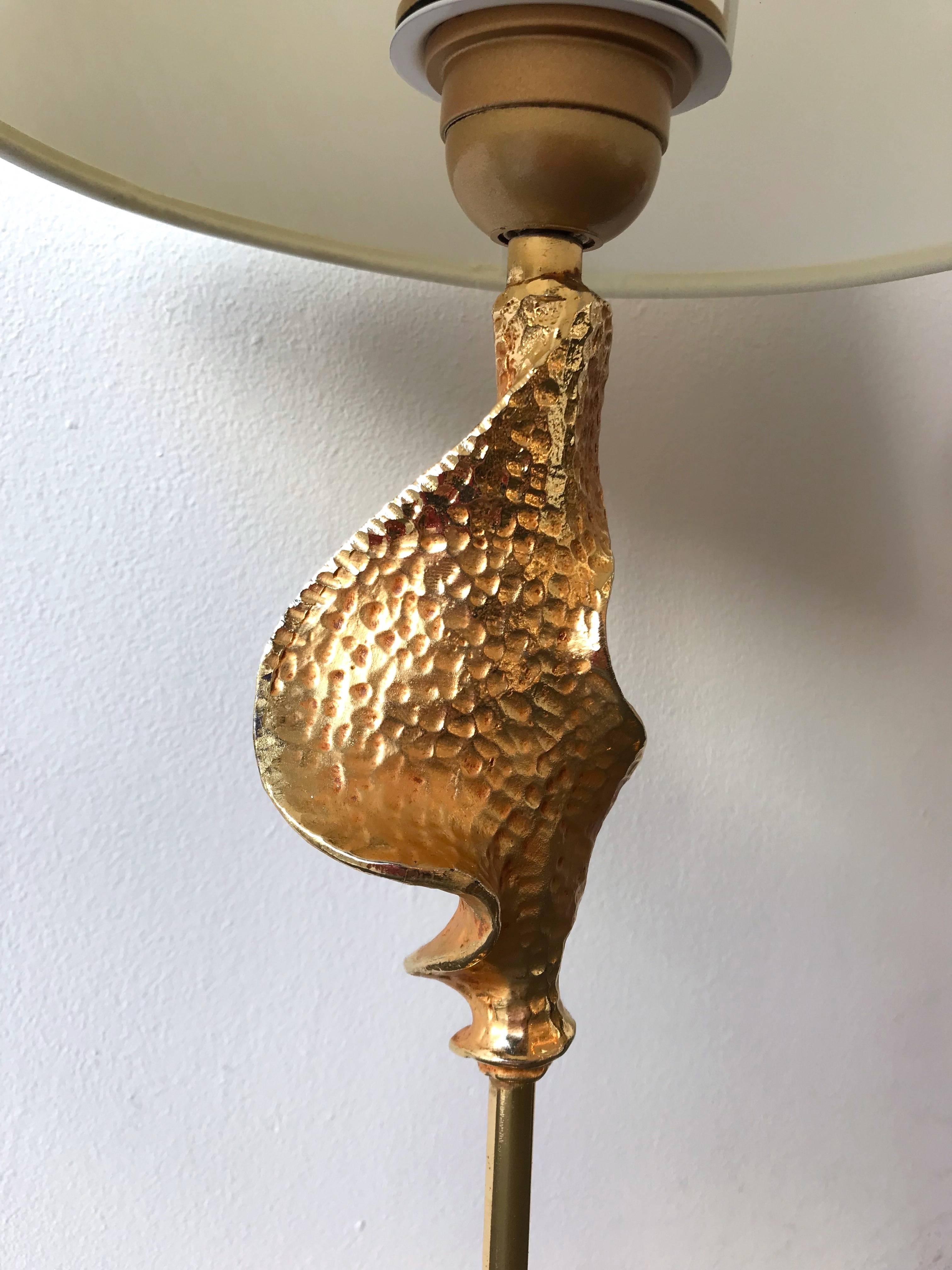 Pair of bedside or table lamps by the designer Nicolas Dewael for the foundry Fondica. Hammered gilt bronze, great quality very artistical work. No more production today. Famous designer who have worked for Fondica like Pierre Casenove, Mathias. In