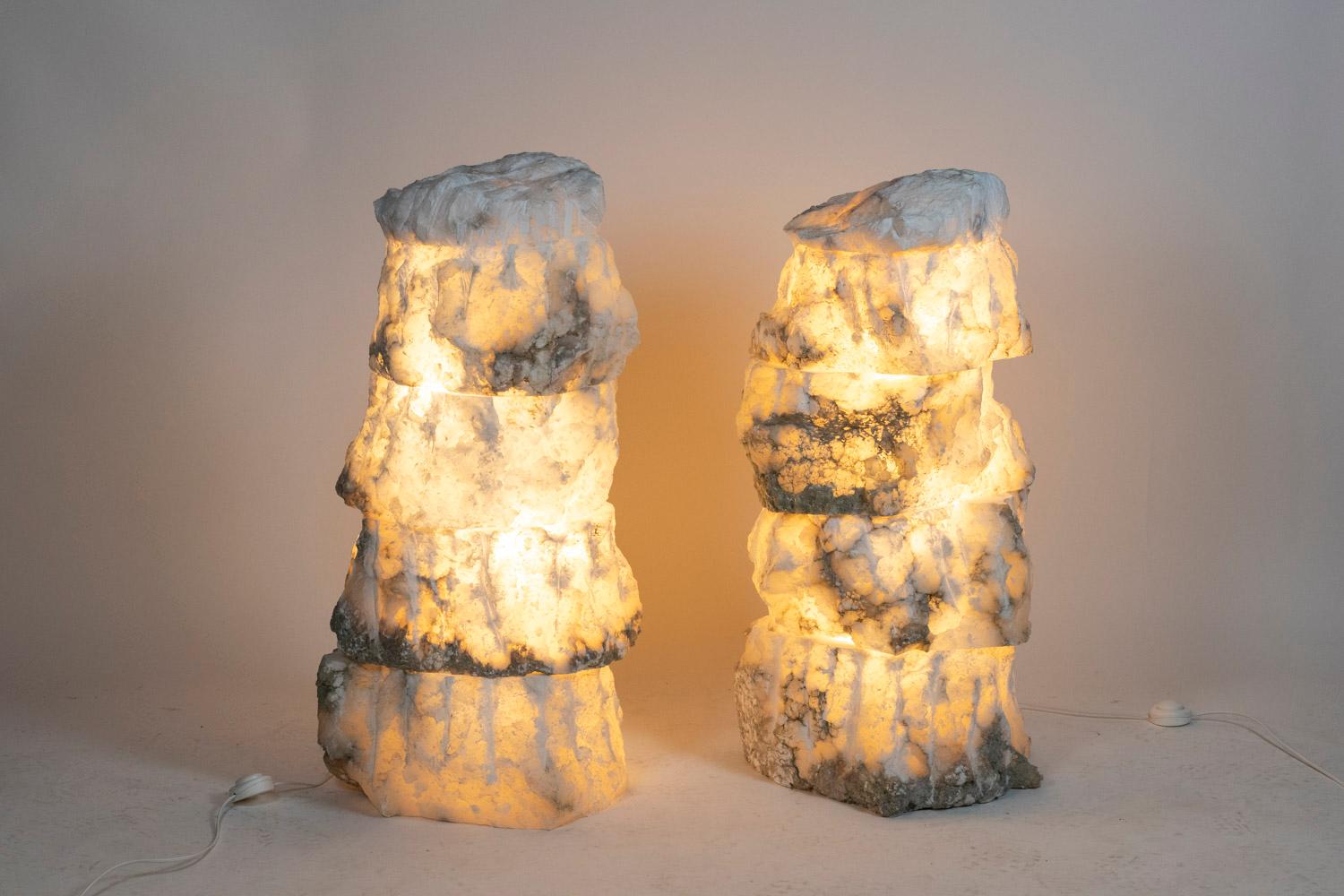 Pair of large lamps in alabaster, uncut, made up of four juxtaposed blocks.

Contemporary Italian craftsmanship.

The price is indicated for a pair!.