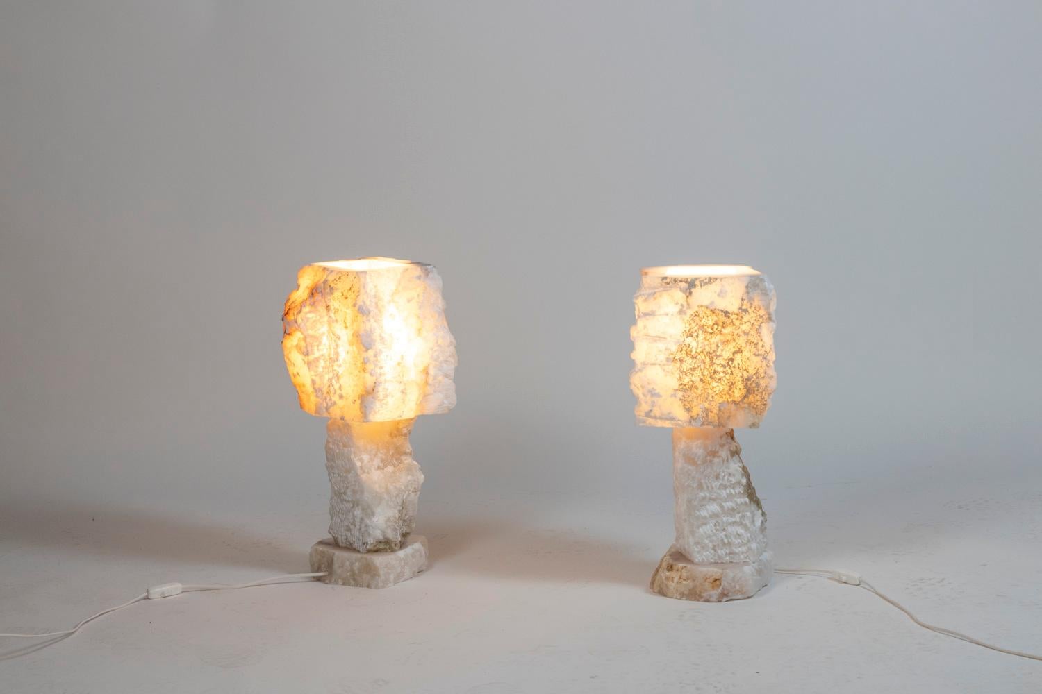 Pair of raw alabaster lamps, rectangular in shape.

Contemporary italian work.