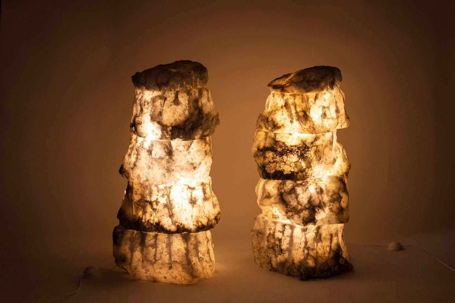 Lampenpaar aus Alabaster, zeitgenössisches Werk (Italienisch) im Angebot