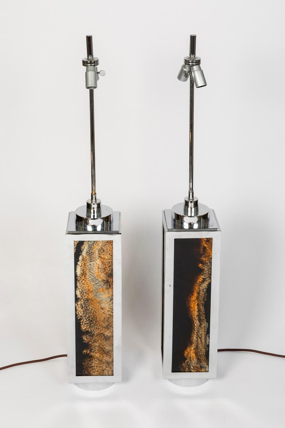 Pair of square shape lamps in Bakelite with a mineral motif in black, brown, yellow and beige tones surrounded by chromed metal. They stand on a chromed metal circular base.

Work realized in the 1970s.

New and functional electrical