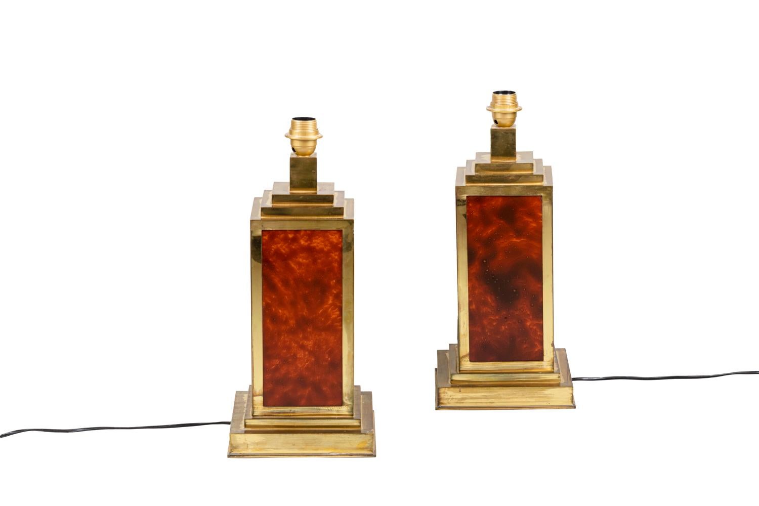 Pair of square shape lamps in bakelite, walnut burl imitation, and gilt brass. Top in stair shape and molded base.

Work realized in the 1970s.

New and functional electrical system.
   