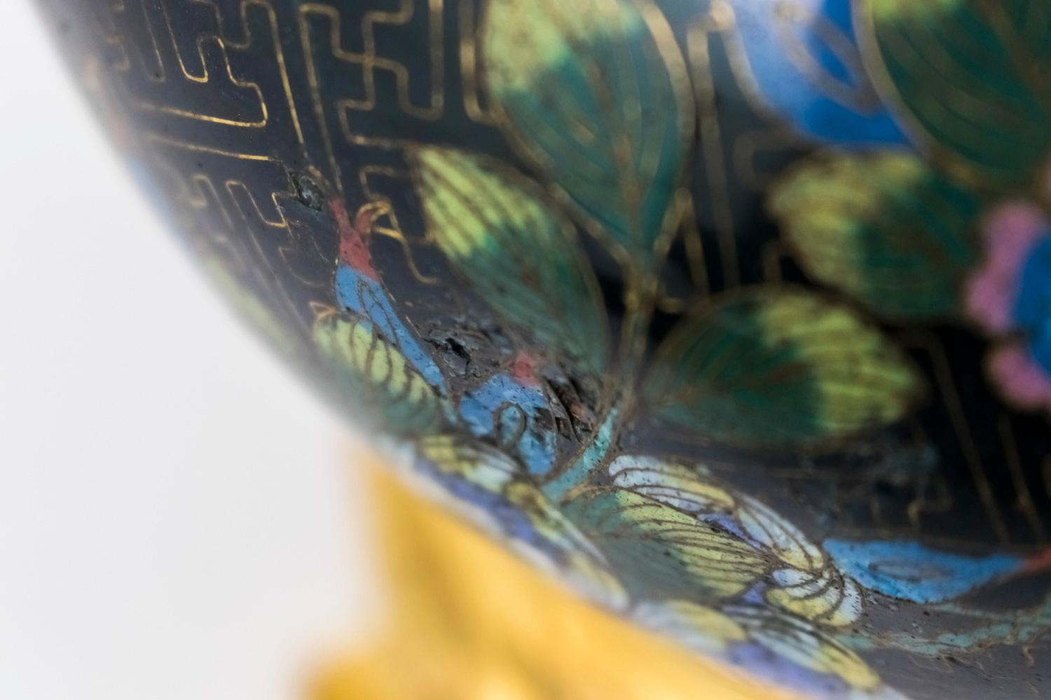 Exportation chinoise Paire de lampes en émail cloisonné noir et bronze doré, datant d'environ 1880 en vente