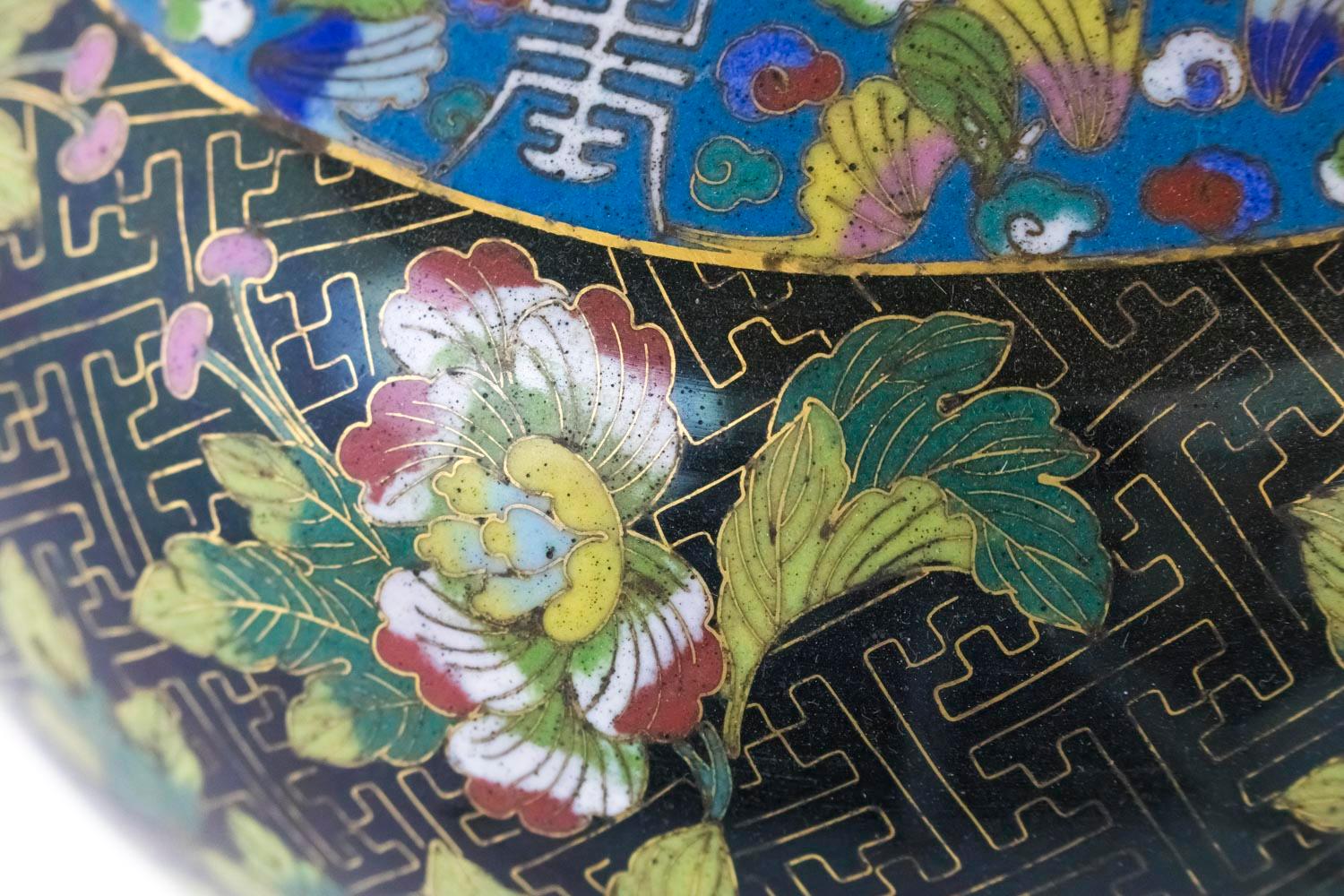 Chinois Paire de lampes en émail cloisonné noir et bronze doré, datant d'environ 1880 en vente