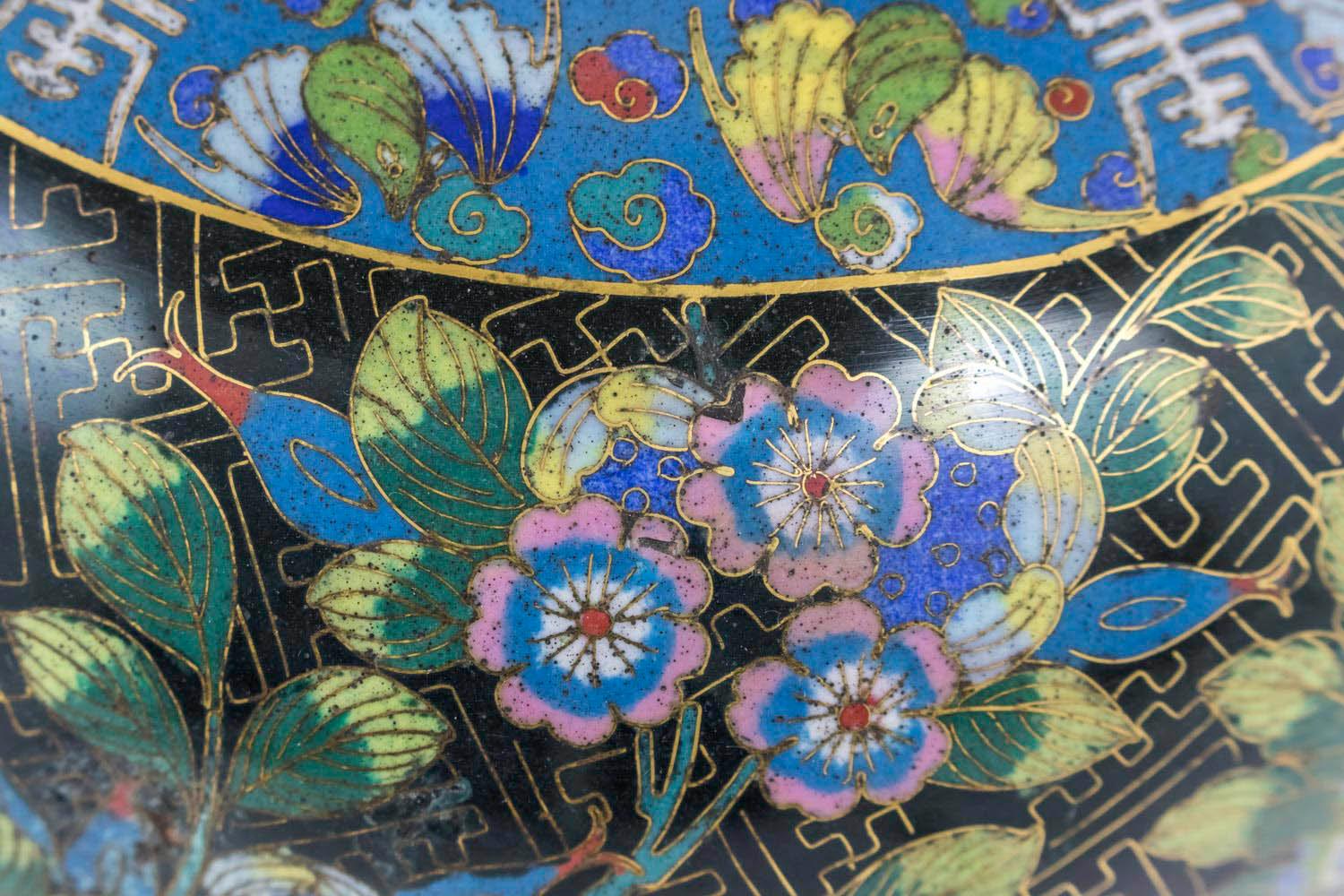 Doré Paire de lampes en émail cloisonné noir et bronze doré, datant d'environ 1880 en vente