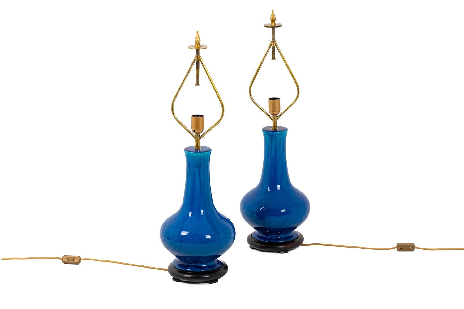 Pair of baluster-shaped lamp in blue ceramics. Quadripod circular base in black lacquered wood. Gilt bronze mount.

Work realized in the 1970s.

New and functional electric system.

!The price doesn’t include the lampshade price. However, our