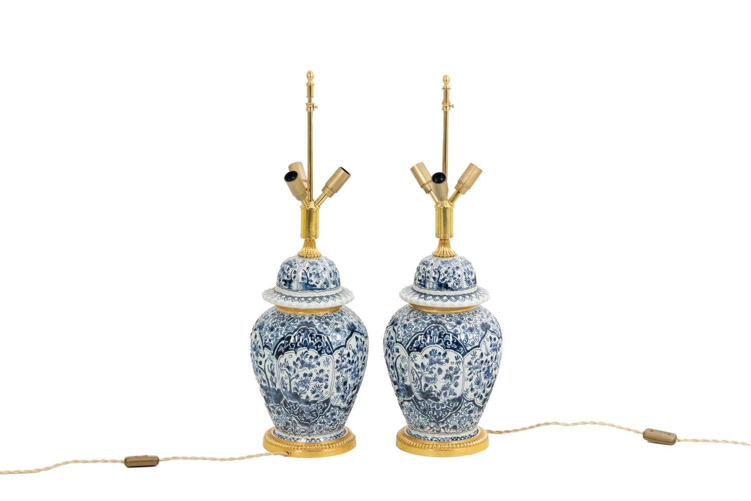 Pair of lamps – or vases – in Delft earthenware, swollen in shape, decorated with leaves, flowers and foliage. Frame in gilded and chiseled bronze.

French work realized circa 1880.

New and functional electrical system.

! The price doesn’t