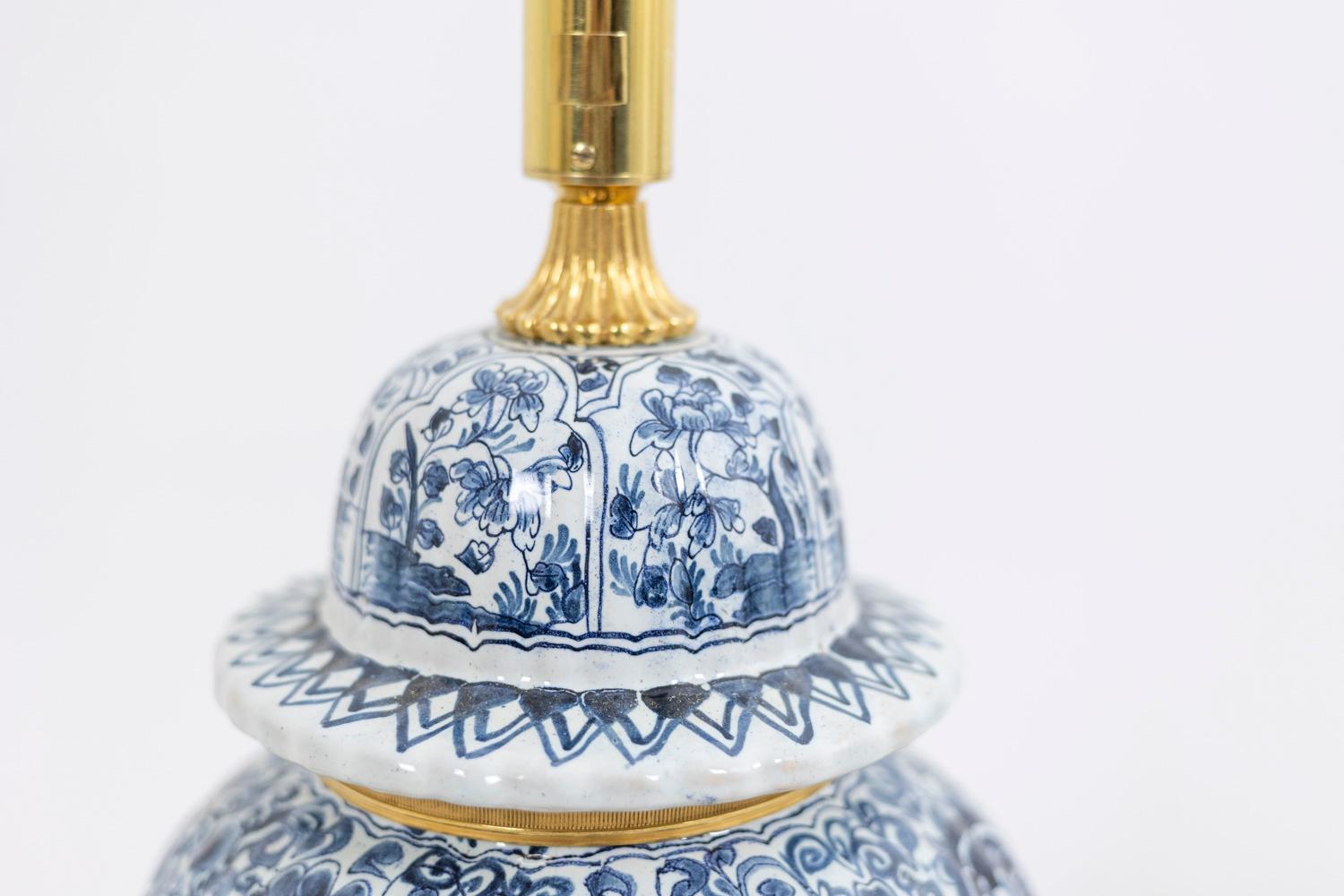 Paire de lampes du XIXe siècle avec abat-jour jaune en faïence et bronze, vers 1880 en vente 1