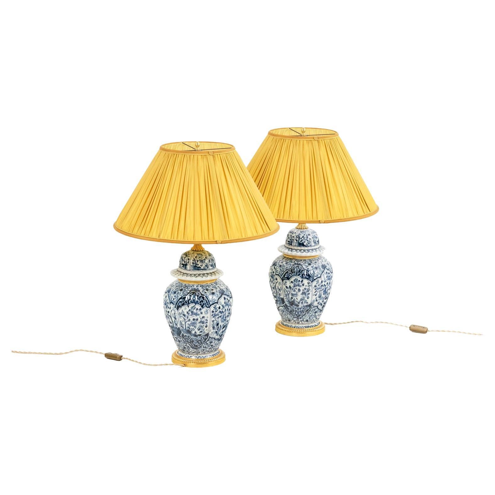 Paar Lampen aus Steingut und Bronze, 19. Jahrhundert, gelber Lampenschirm