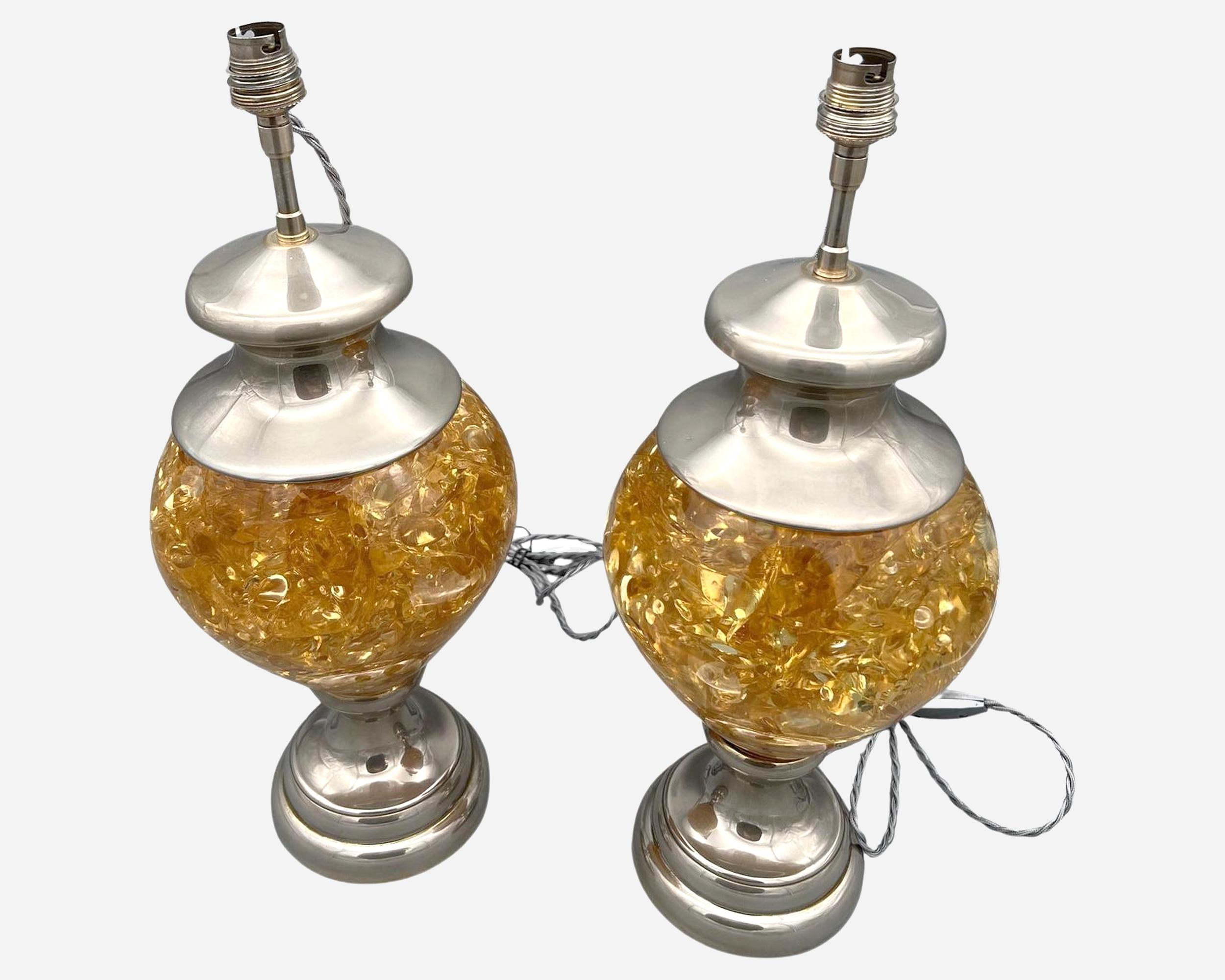 Raro par de lámparas en forma de balaustre de resina fractal y metal niquelado.
Nuevos tonos en percal gris claro e interior dorado, idénticos a los originales, recientemente reelectrificados.
Altura total: 69 cm (27,2 pulgadas)
Altura de la base de
