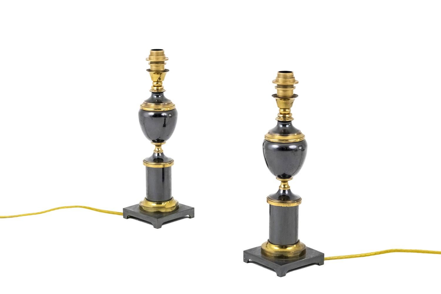 Pair of small lamps in gilt and metallic grey bronze standing on a small quadripod squared base. Ovoid shape shaft standing on a small circular column.

Work realized in the 1970s.

New and functional electrical system.

Small marks of use due