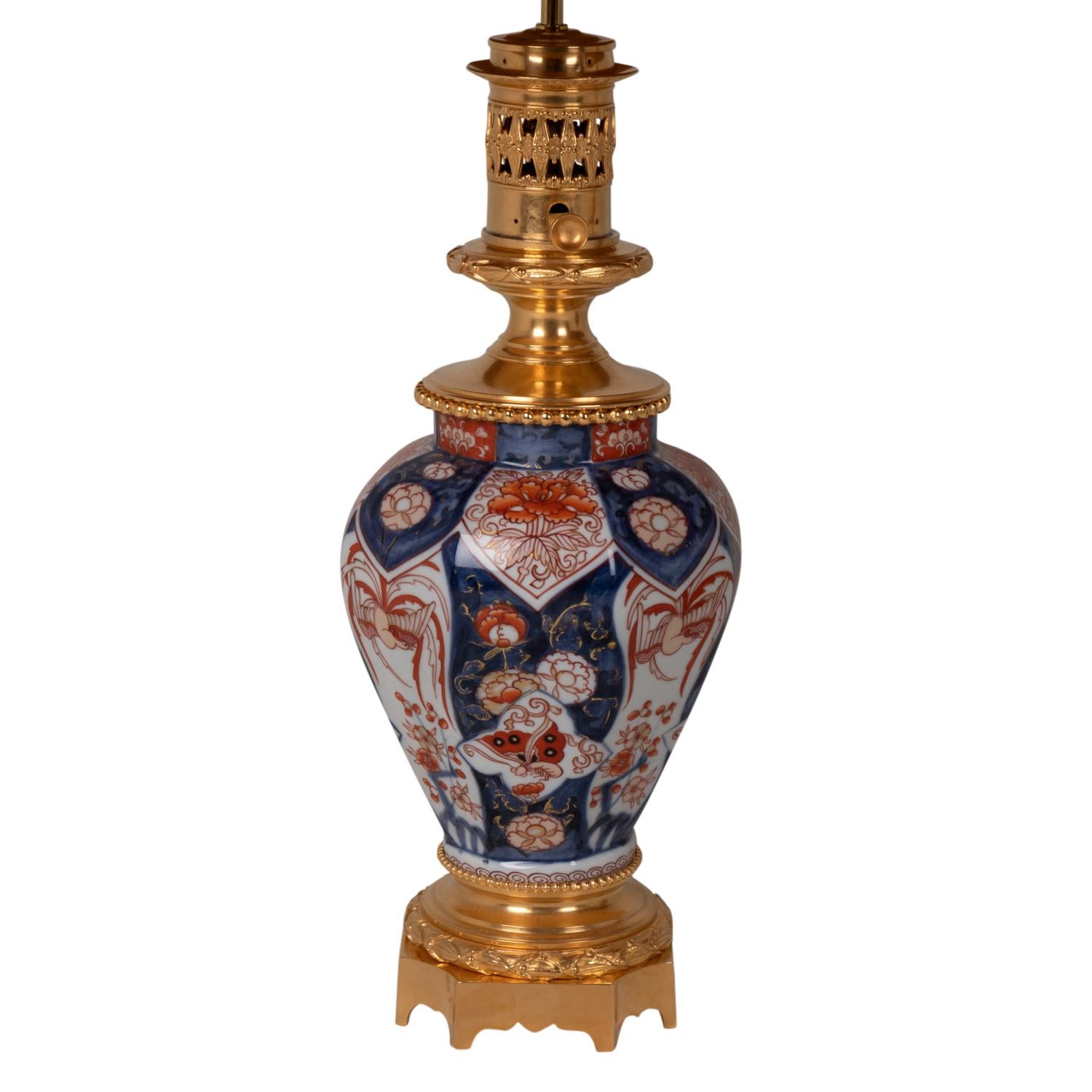 French Pair of Lamps in Imari Porcelain and Bronze, circa 1880 For Sale