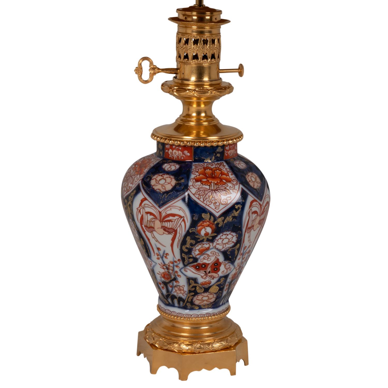 Pair of Lamps in Imari Porcelain and Bronze, circa 1880 In Excellent Condition For Sale In Saint-Ouen, FR