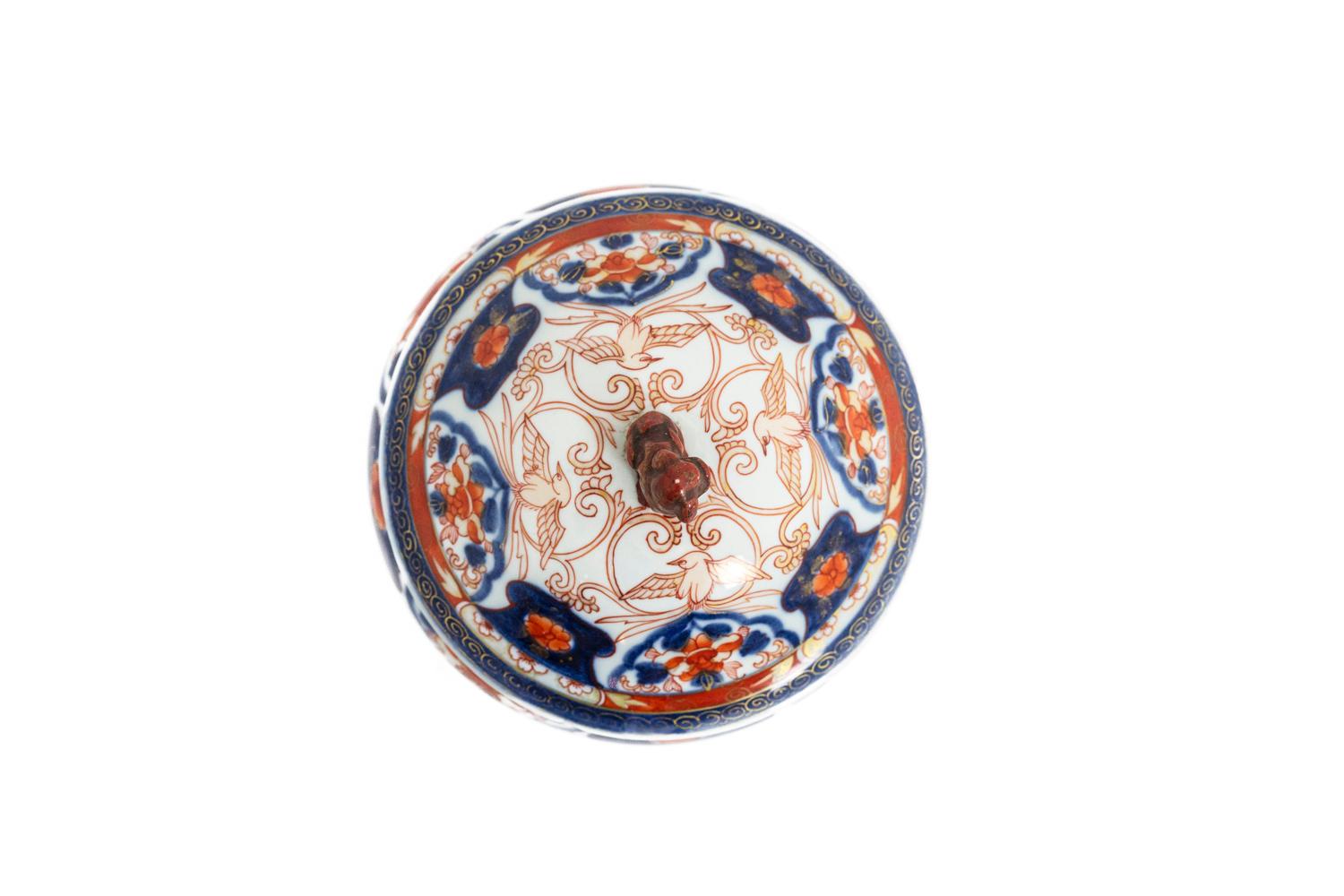 Pair of ovoid shaped lamps. Collar adorned with blue leaves and red, orange and white roses on a white background. Gilded bronze frame. Round quadripod base adorned with leaves and adorned with garlands.