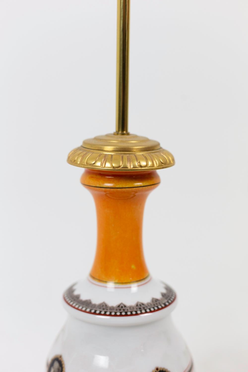 Lampenpaar aus orangefarbenem und weißem Porzellan:: um 1880 (Neoklassisch) im Angebot