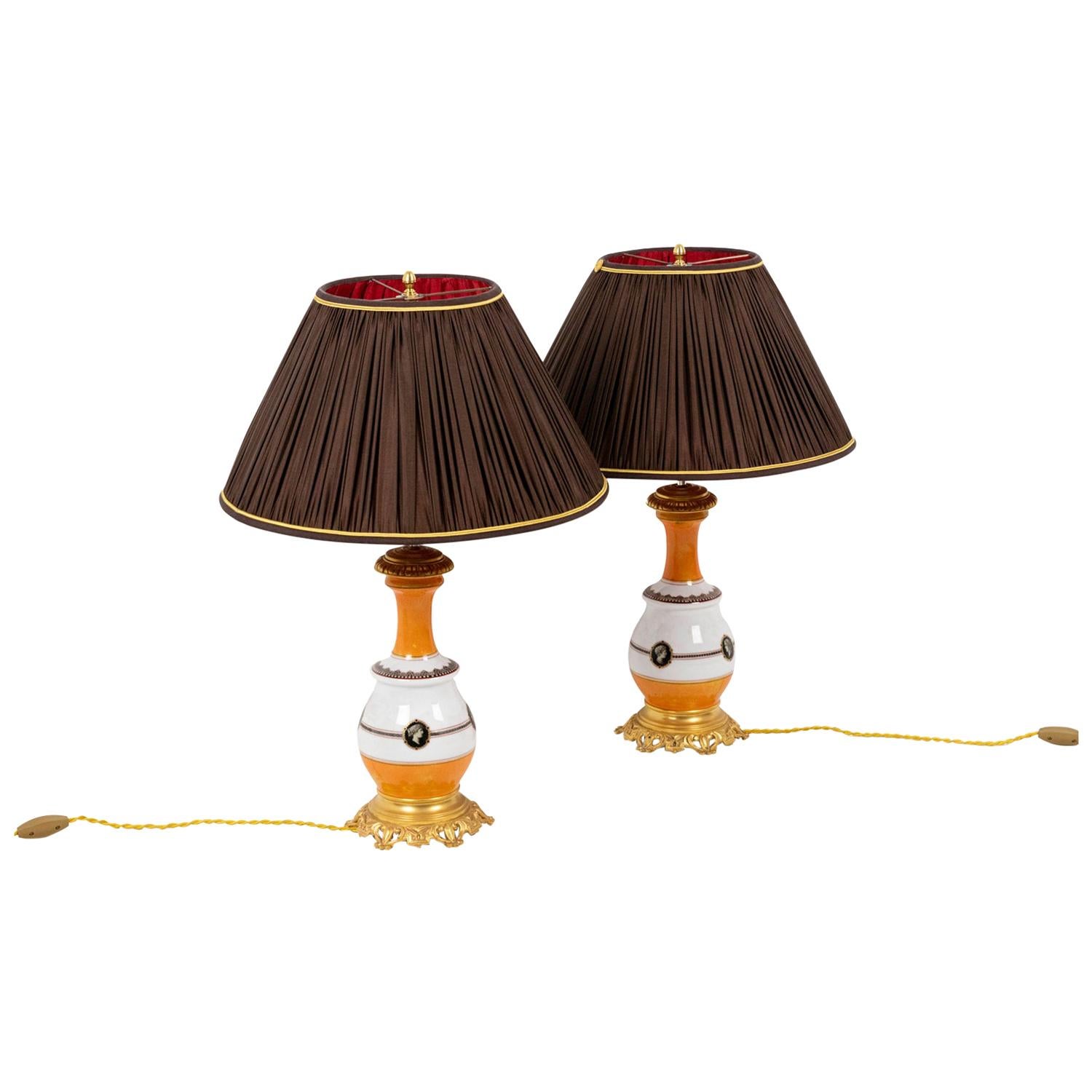 Paire de lampes en porcelaine orange et blanche:: vers 1880