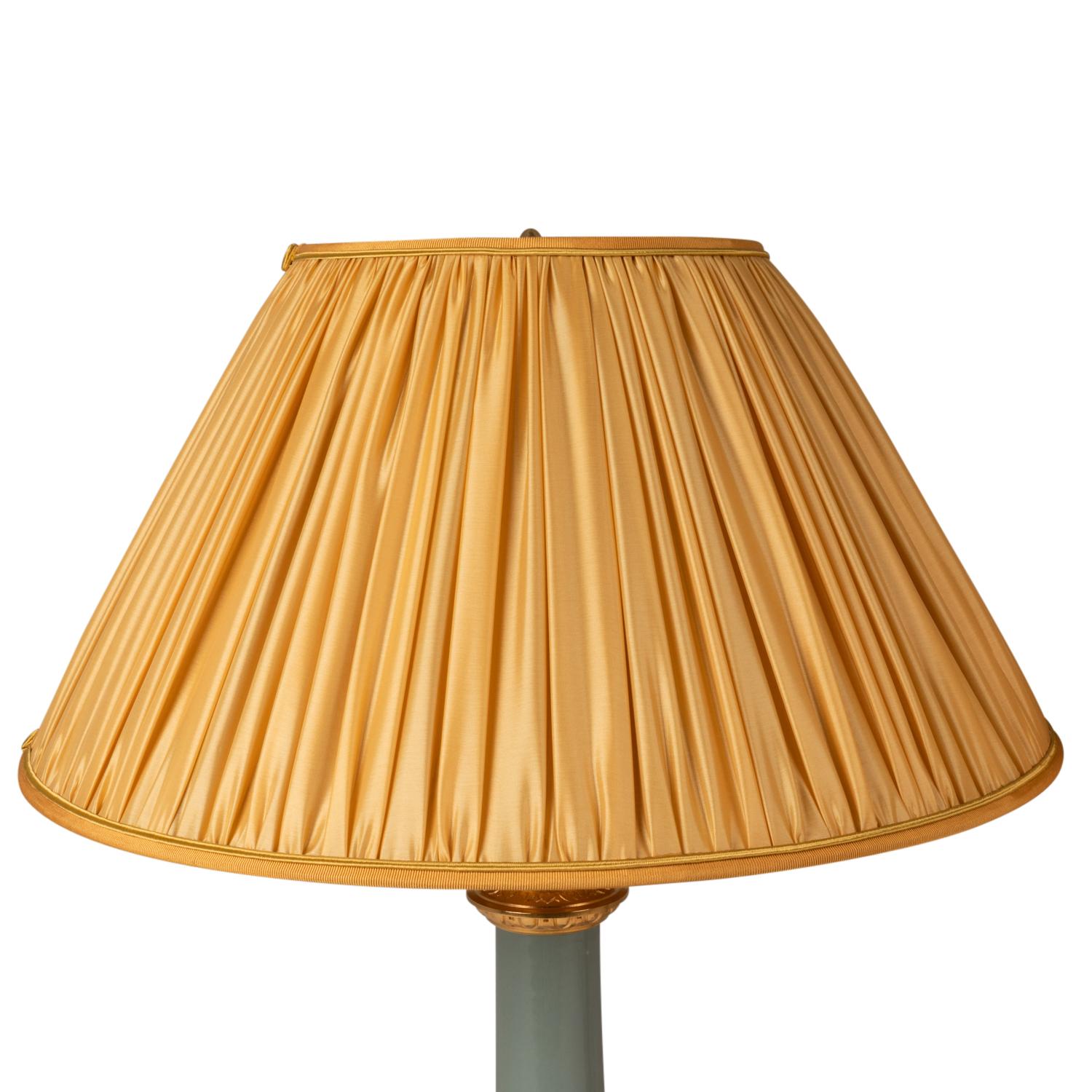 XIXe siècle Paire de lampes en porcelaine céladon et bronze, datant d'environ 1880 en vente