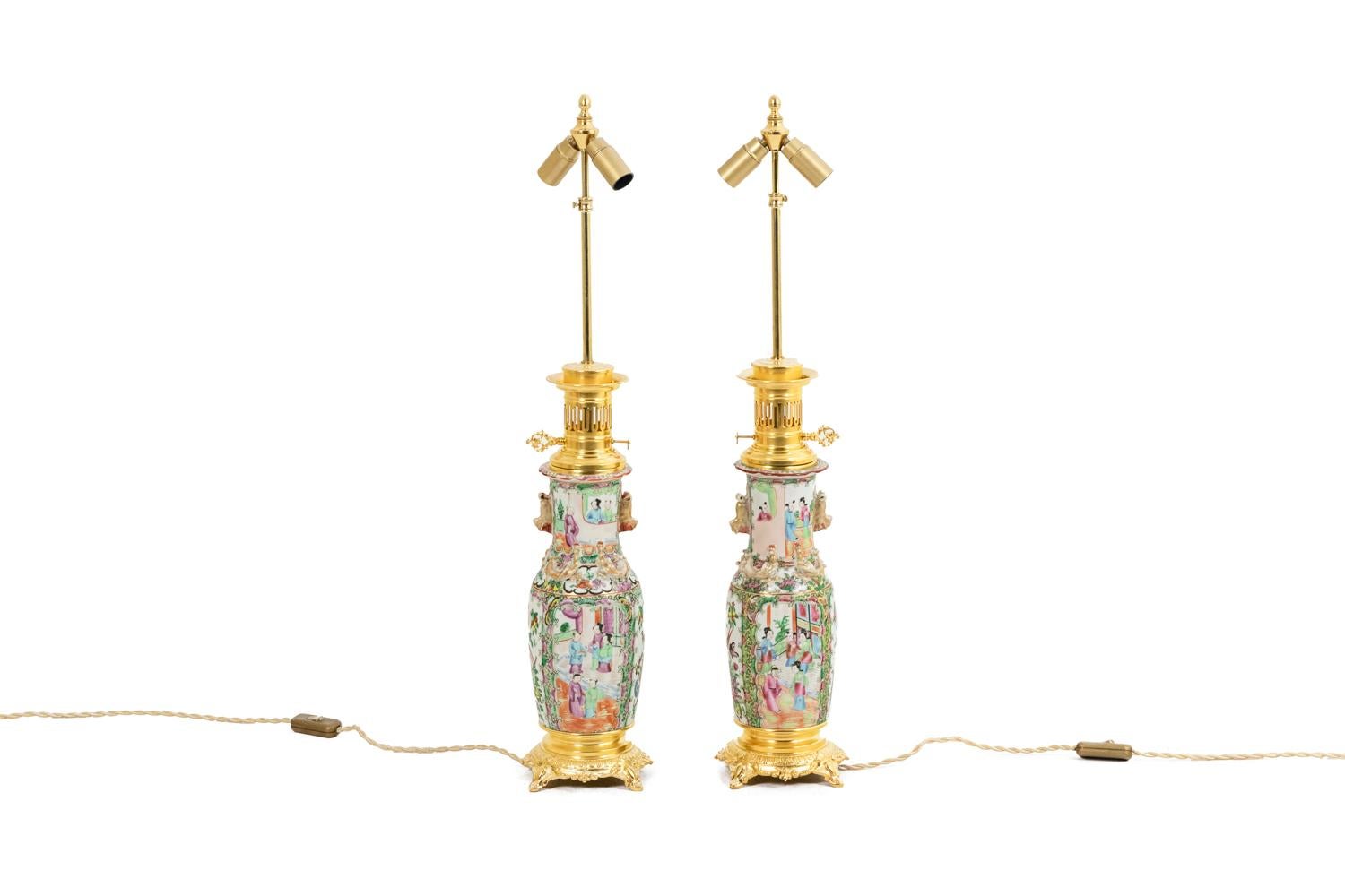 Pair of Canton porcelain lamps, decorated with characters and predominantly green. Frame in gilded and chiseled bronze, the top presenting an openwork grid, the quadripod base.

Work realized circa 1880.

New and functional electric system.

!