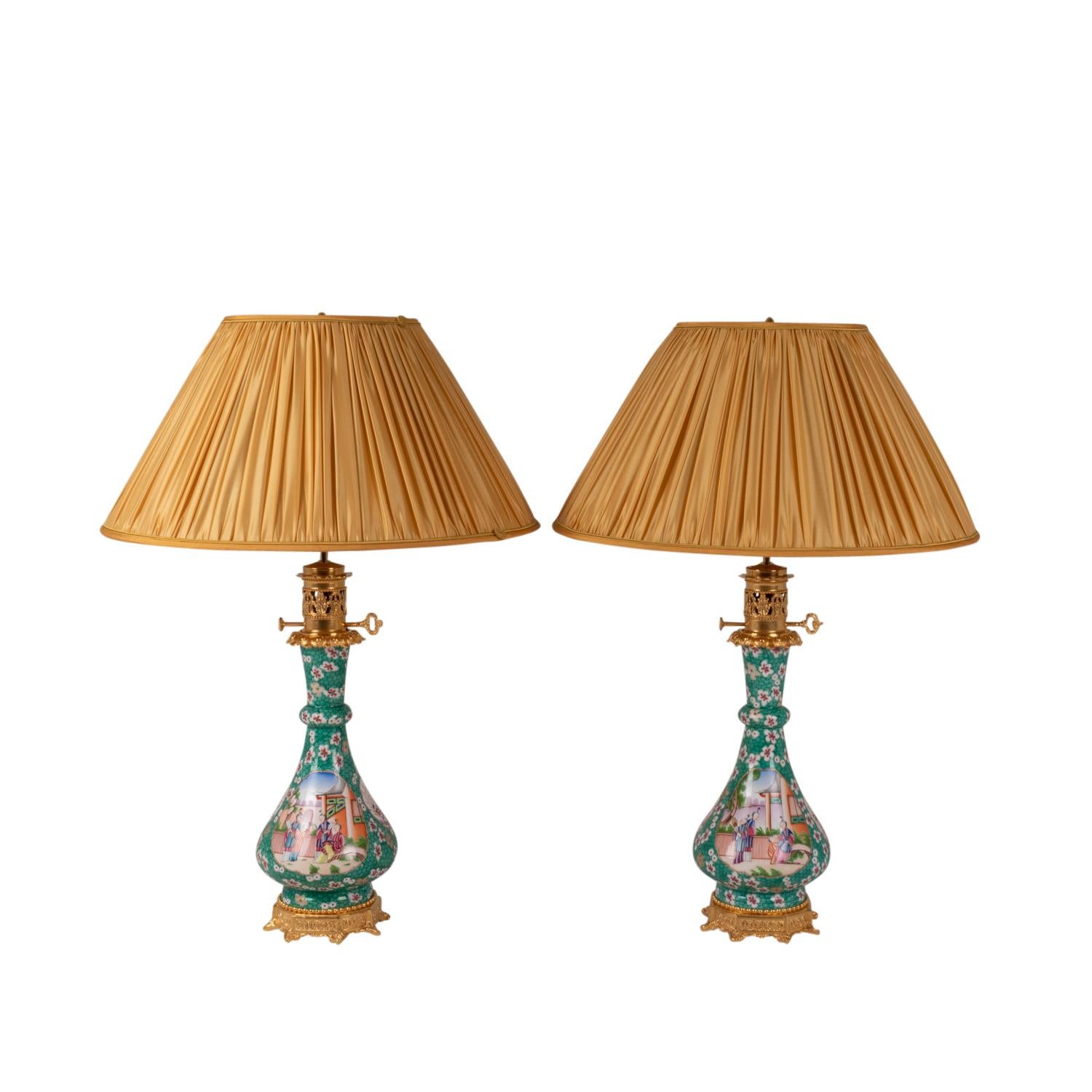Pair of lamps in Canton porcelain and gilded bronze, adorned with characters, in shades of green.

French work realized circa 1880.

Système électrique neuf et fonctionnel! 

! The price indicated does not include that of the lampshade.