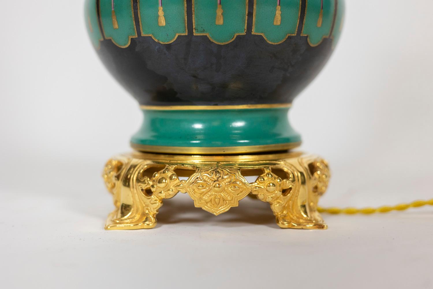 Paar Lampen aus Pariser Porzellan und vergoldeter Bronze. Circa 1850. (19. Jahrhundert) im Angebot