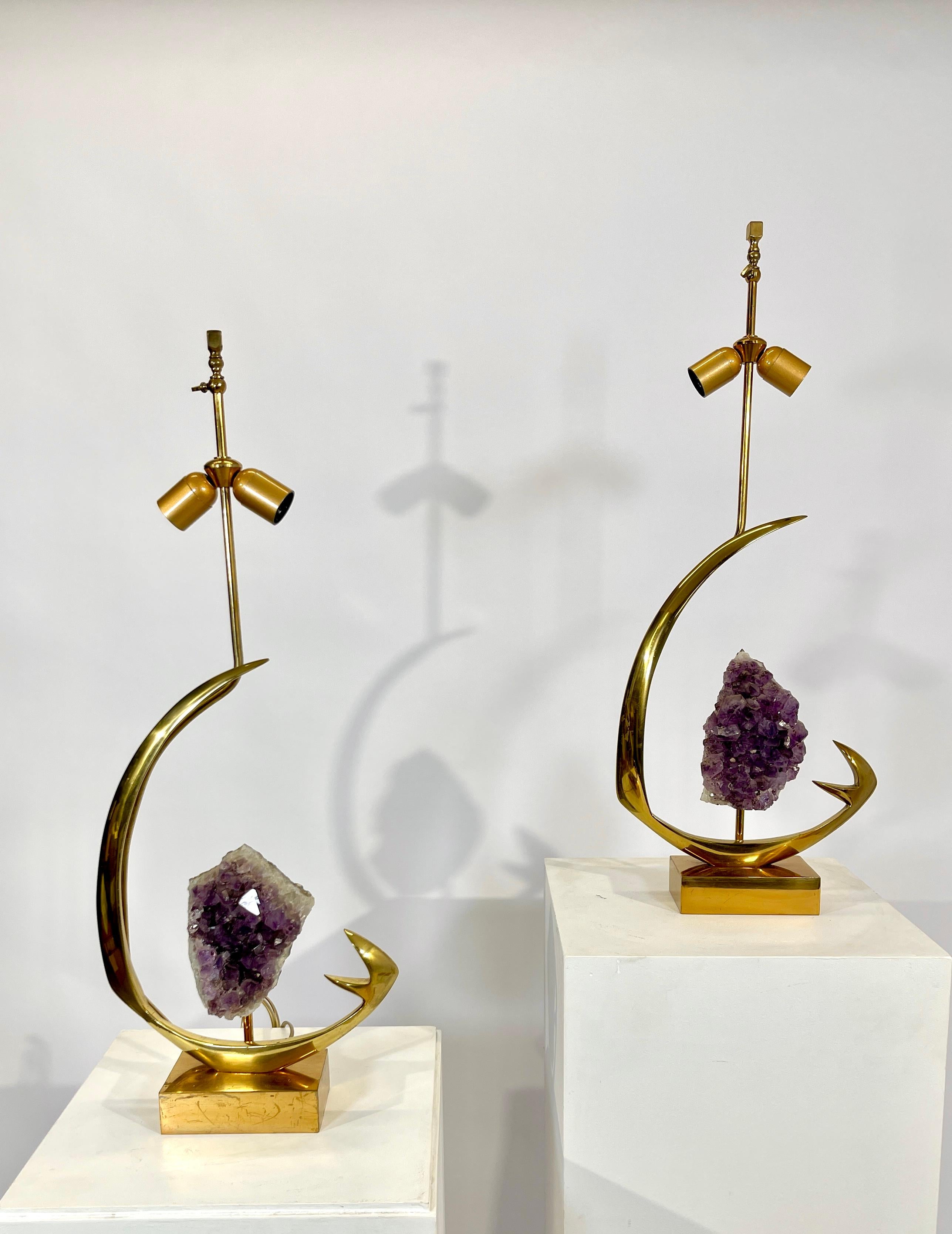 Mid-Century Modern Pair of Lamps in Sculptural Brass and Amethyst by Willy Daro For Sale