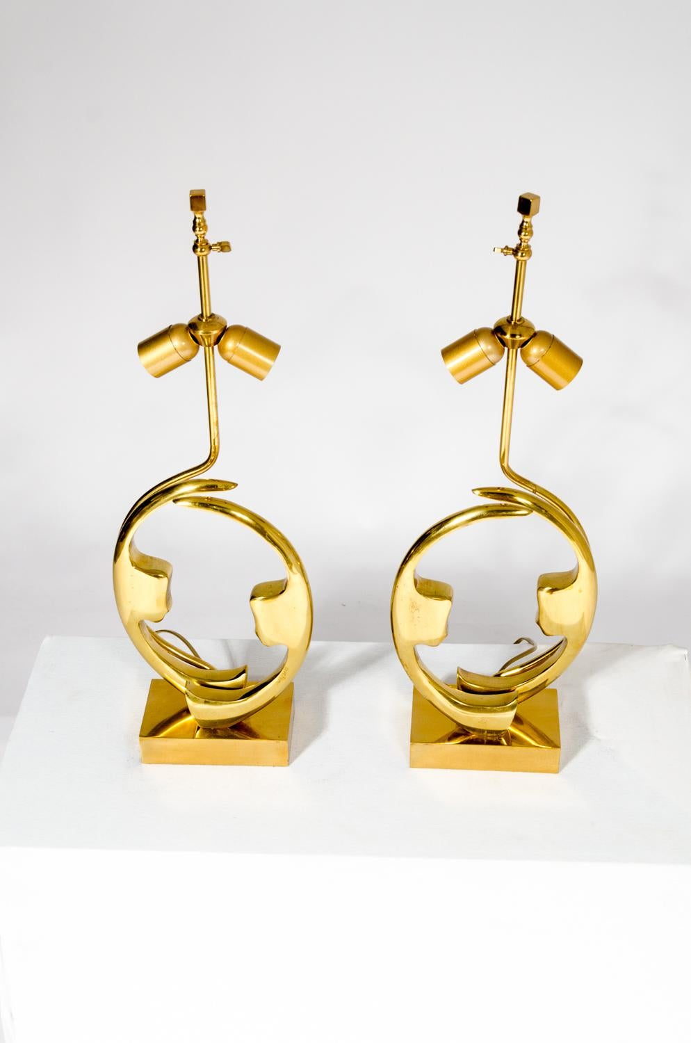 Pair of Lamps in sculptural Brass by Willy Daro  In Excellent Condition For Sale In Brussels, BE