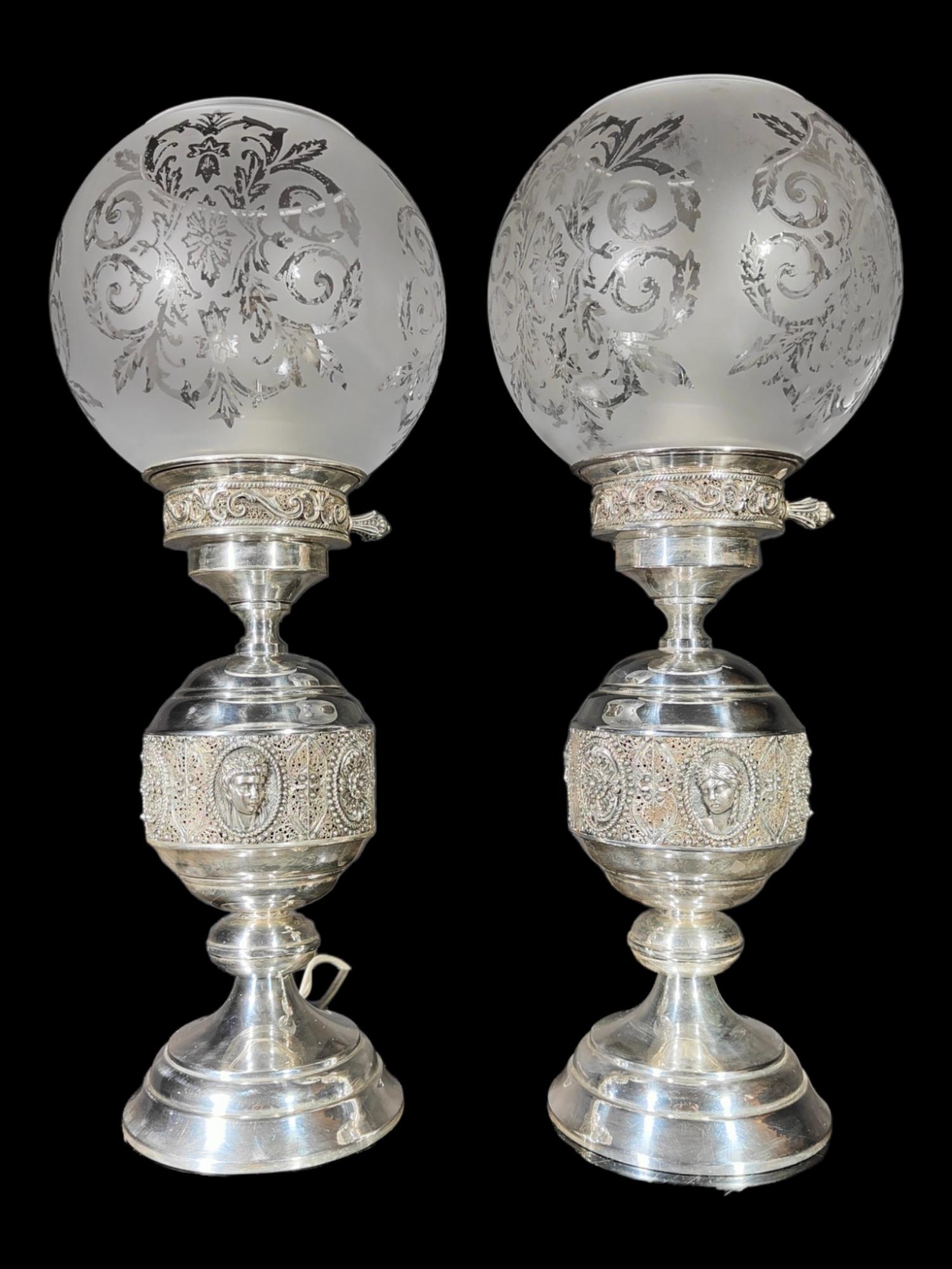 Paar Lampen aus Sterlingsilber mit Filigran
Elegantes Lampenpaar aus massivem Silber, gearbeitet mit Filegree und Cabochons klassischer römischer Büsten. Bei einer der Lampen ist der Glaskolben beschädigt. Siehe Fotos-es kann durch andere Ihrer